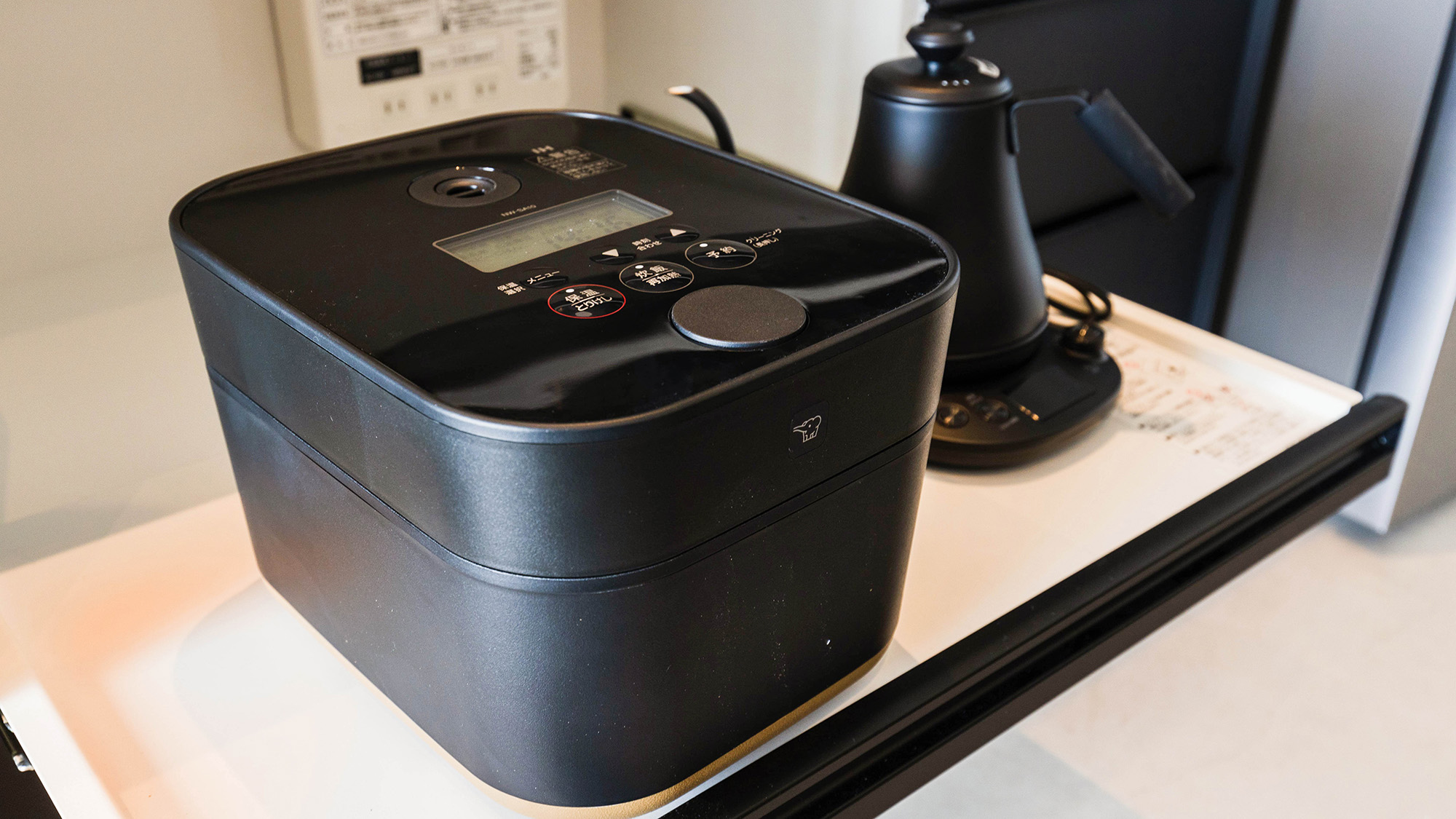 ・【キッチン】炊飯器のご用意。炊き立てのごはんをお召し上がりいただけます