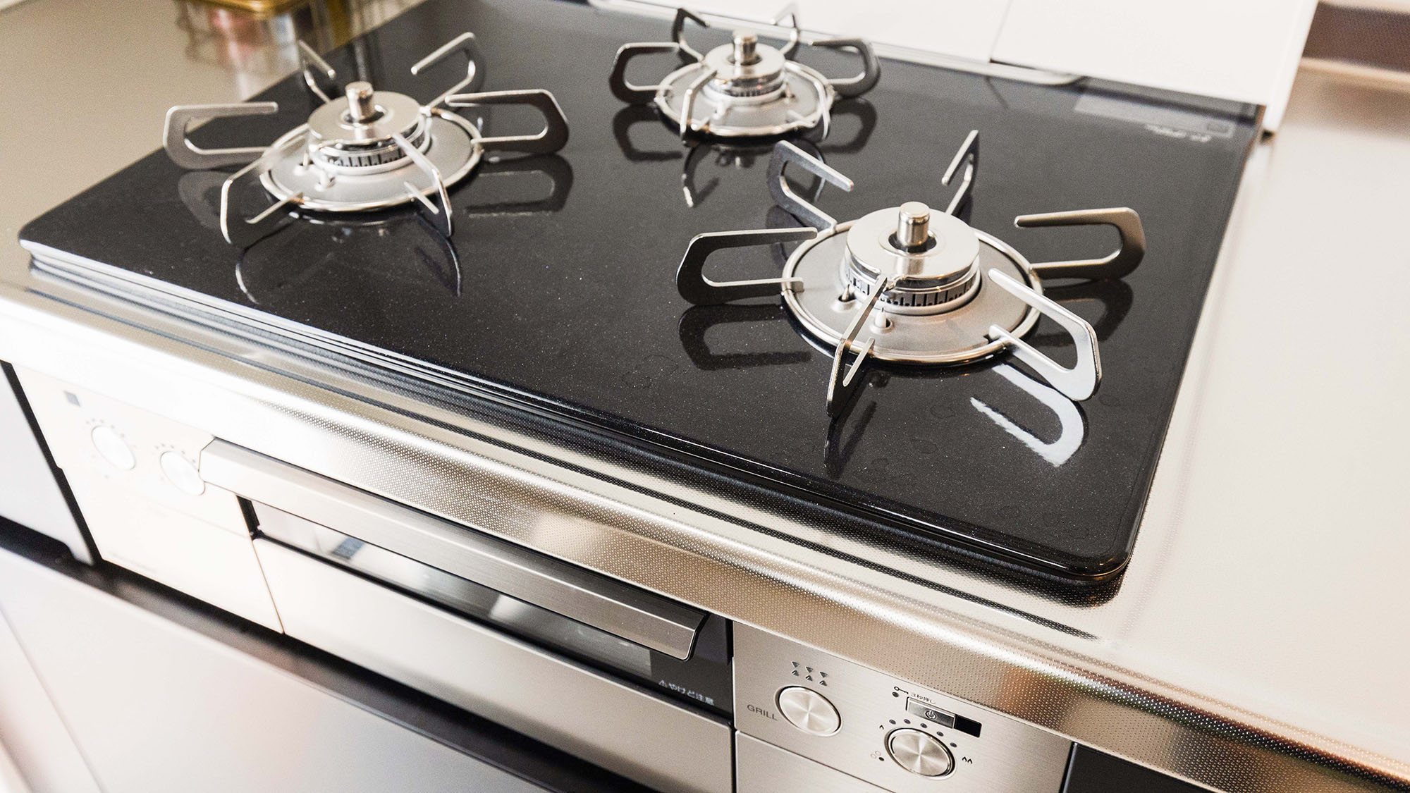 ・【キッチン】コンロは3口ご用意。お料理をする際にとても便利です