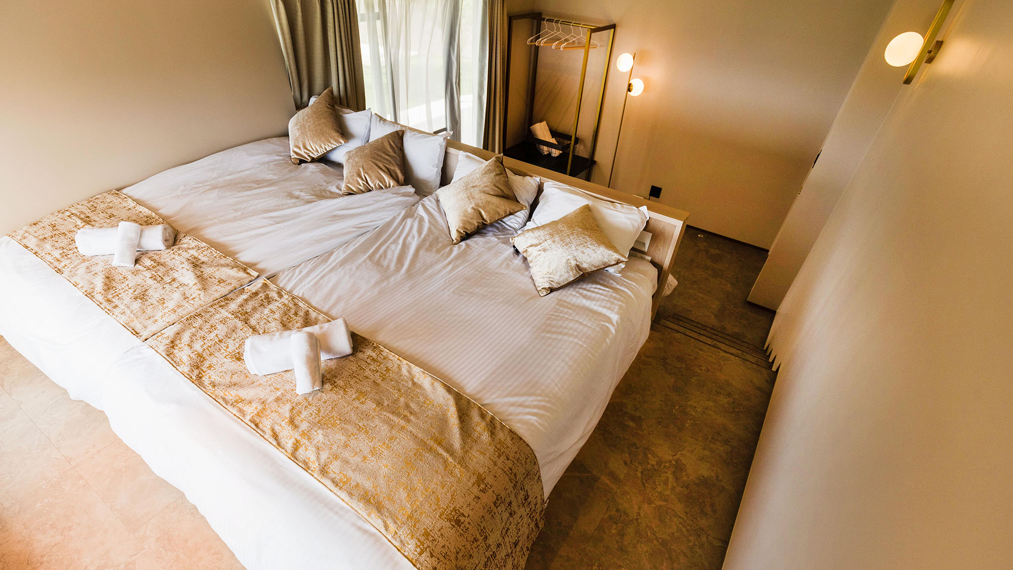 ・【寝室２】セミダブルとダブルのベッド。旅で疲れた体を癒してください