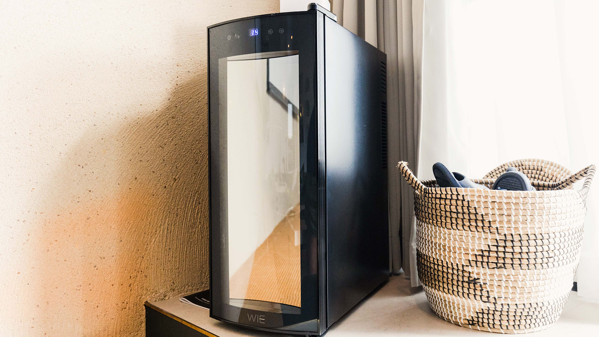 ・【ワインセラー】お部屋にはワインセラーの設置、お好きなお酒をお部屋でお楽しみいただけます