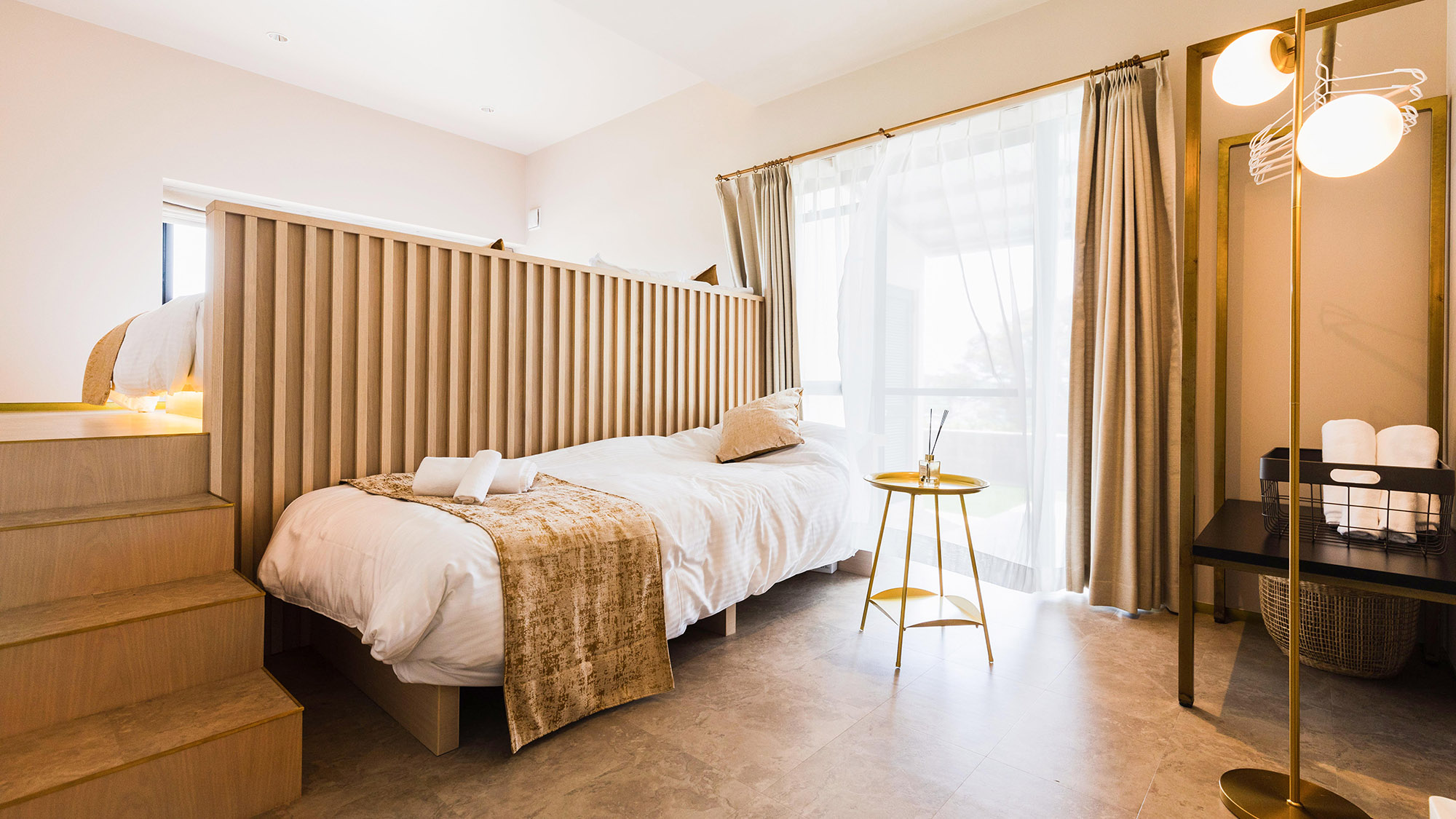 ・【寝室２】ベッドのそばにはルームフレグランス。いい香りが深い眠りに誘います