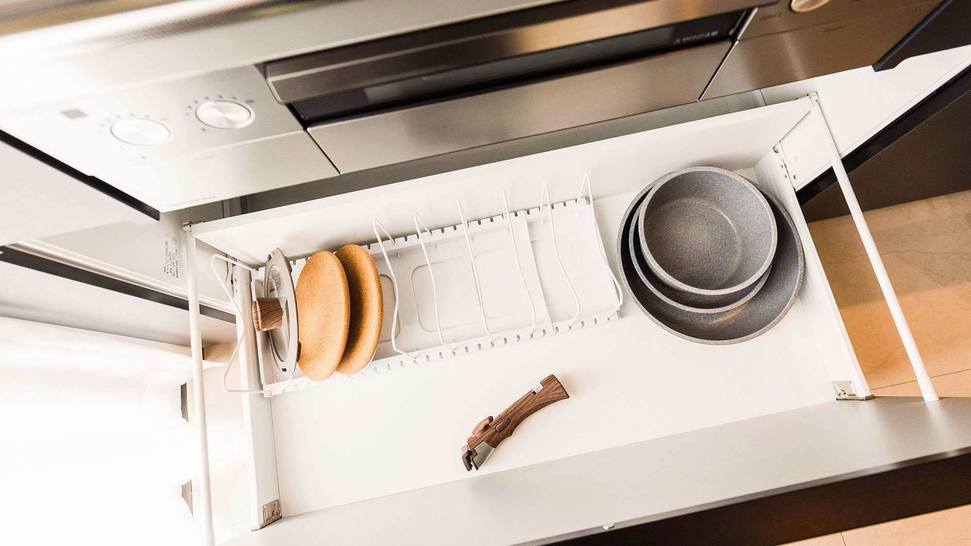 ・【キッチン】フライパンやお鍋のご用意。ご自由にお使いいただけます