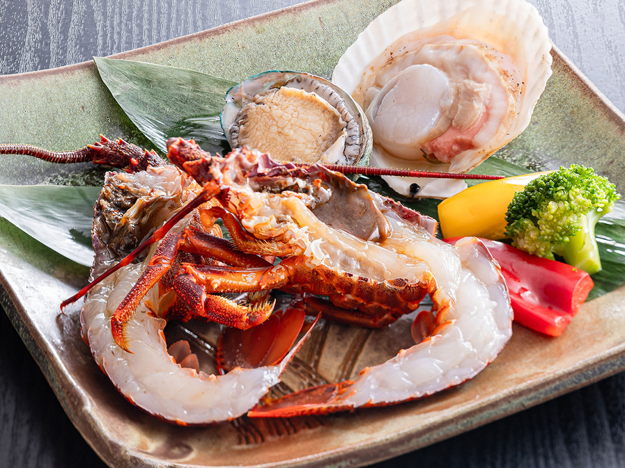 【グルメプラン】豪華海鮮焼き（活〆鮑・ホタテ・ミナミイセエビ）付1泊2食 基本バイキングプラン