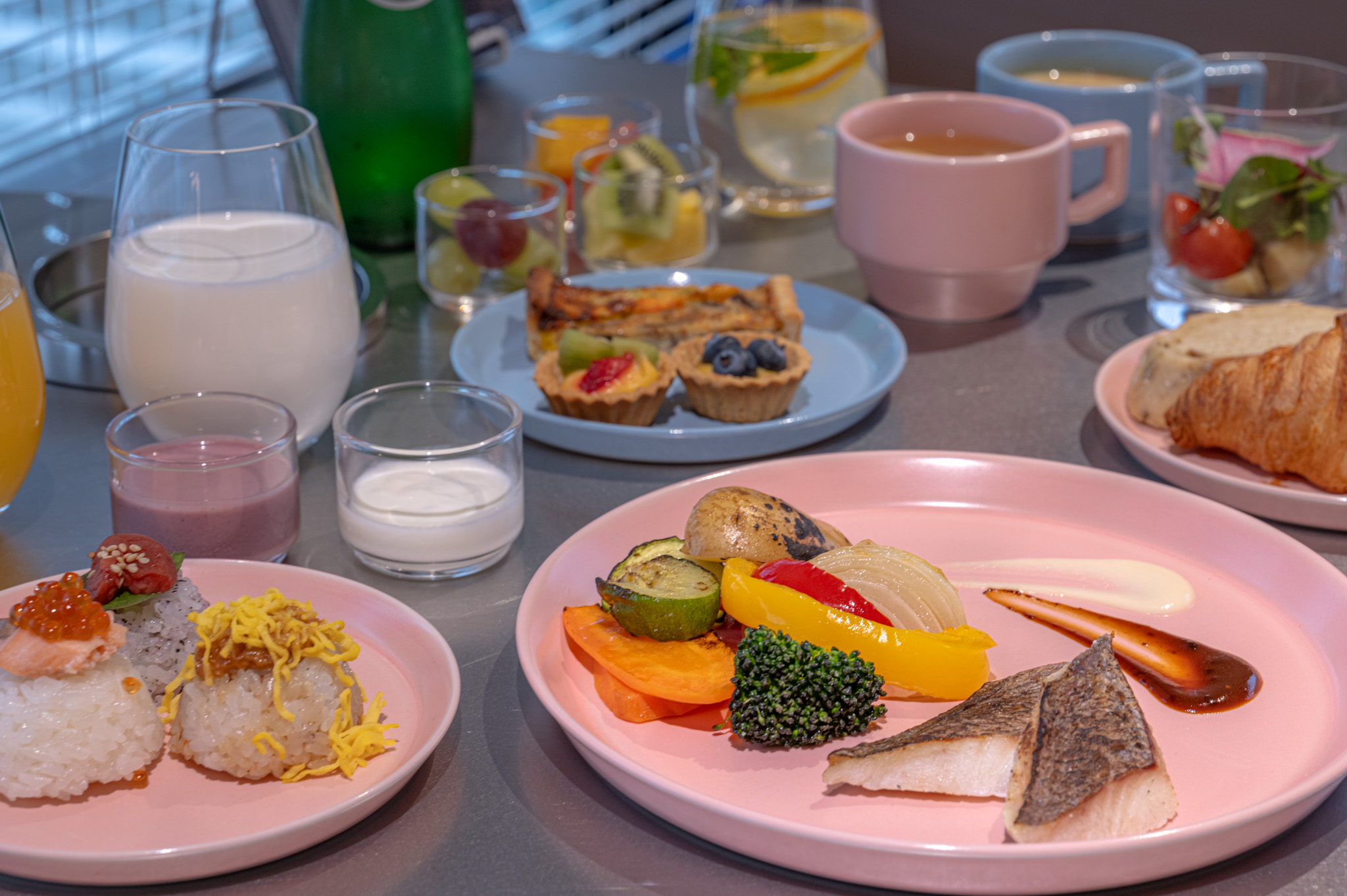 ダスティピンクとロイヤルブルーの上品で可愛らしい食器をご用意。ビュッフェのお料理は、お好みの組み合わせで自由に盛りつけていただけます。彩り豊かな一皿を、自分らしいスタイルでお楽しみください。
