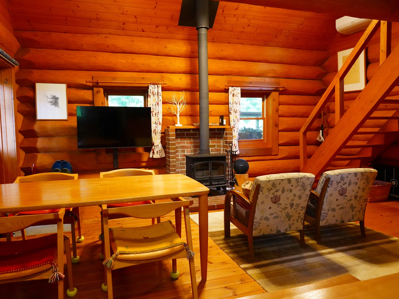 薪ストーブのあるリビングBluetoothスピーカーharman/kardon50インチ４K液晶レグザTV  エアコン、Wi-Fi