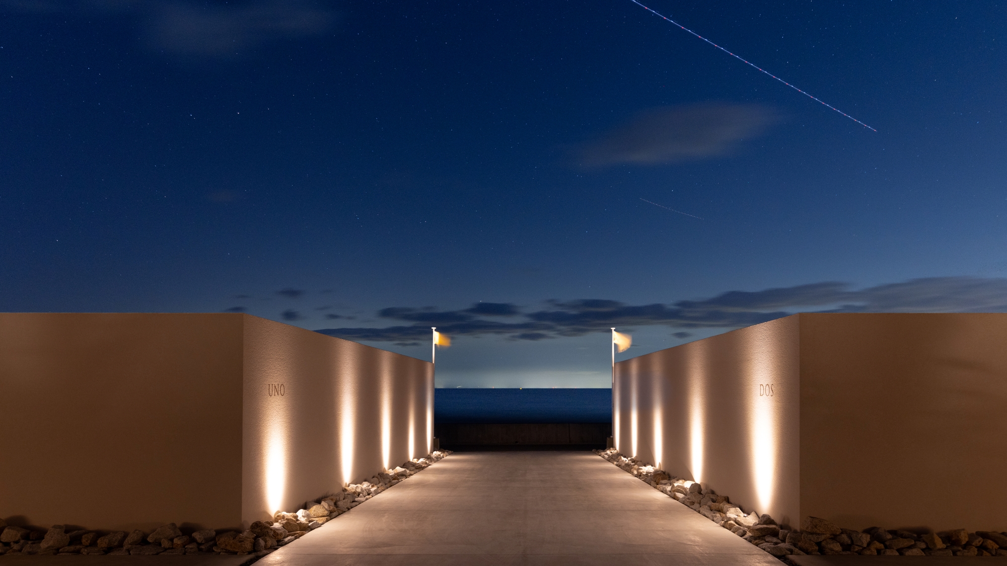 *UNOとDOSの外観（夜）