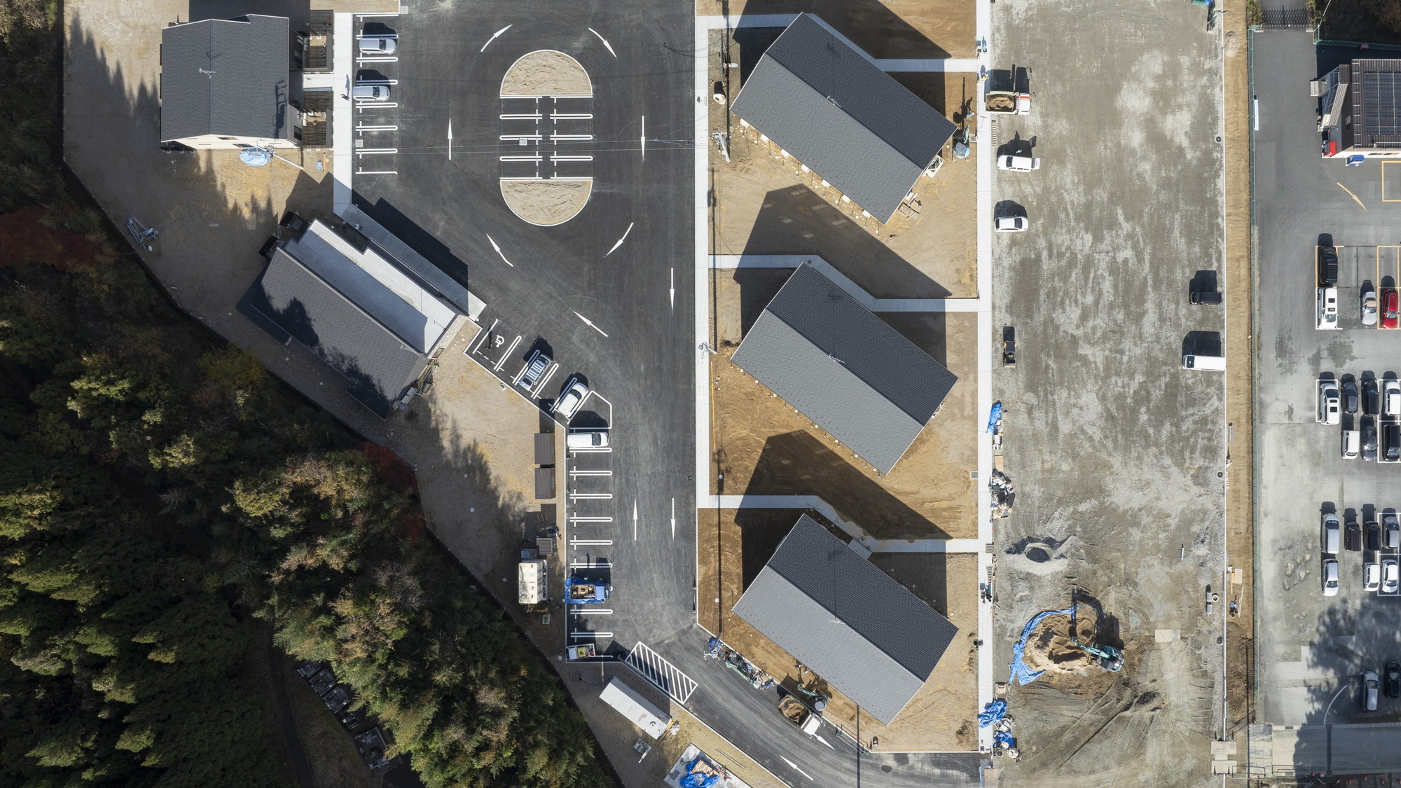 82台の無料駐車場をご用意しております。