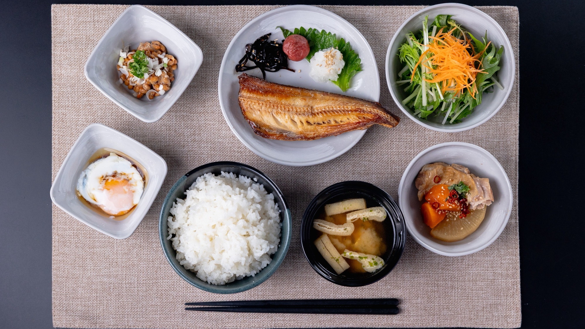 栄養バランスの取れた和食膳の朝食
