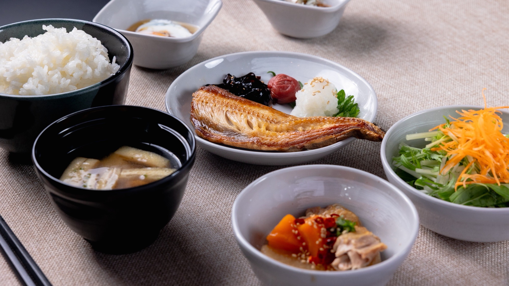 栄養バランスの取れた和食膳の朝食