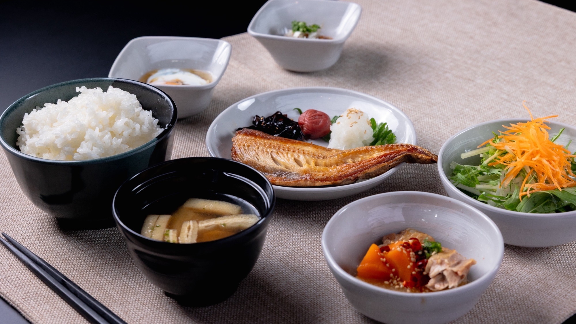 栄養バランスの取れた和食膳の朝食