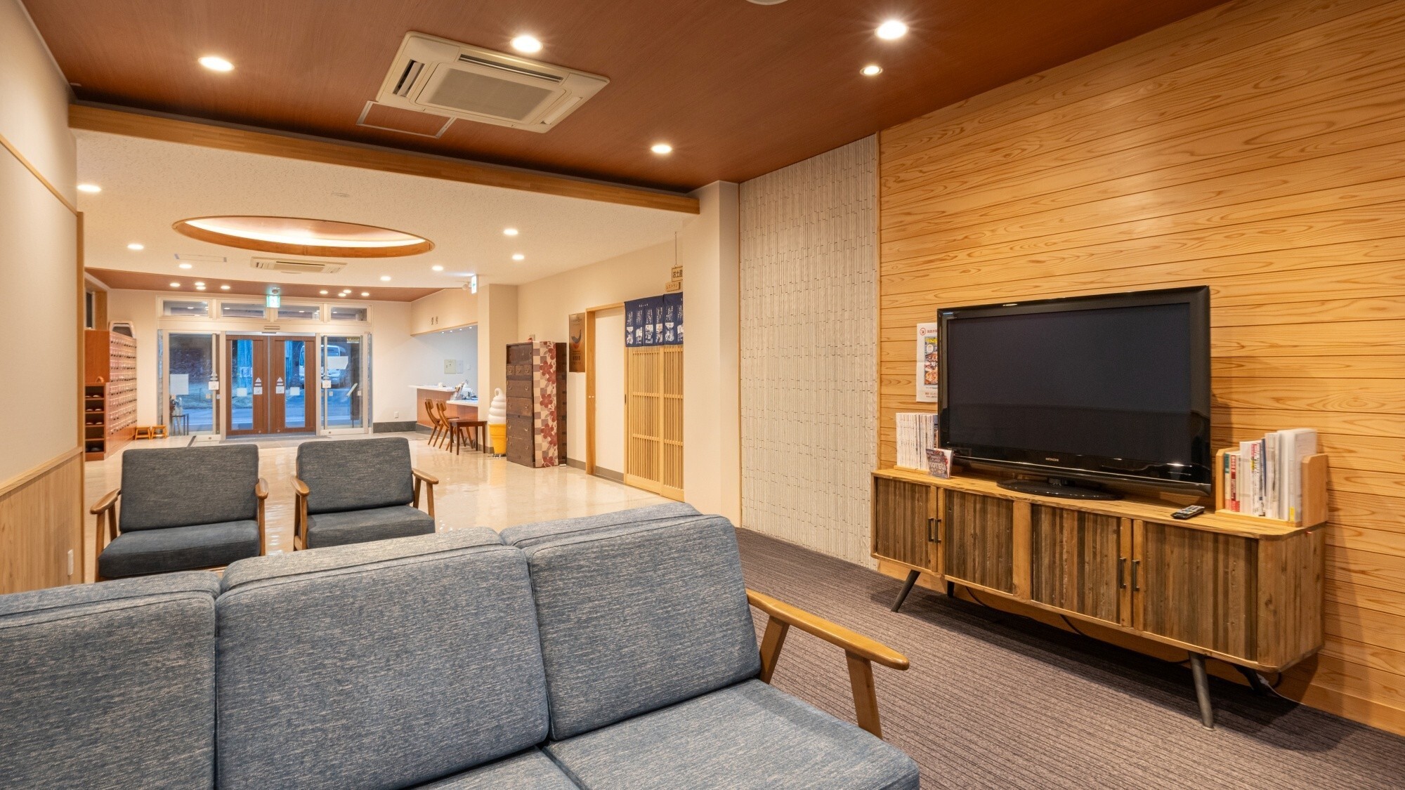 【ロビー】広々ソファーでゆったりお寛ぎください。