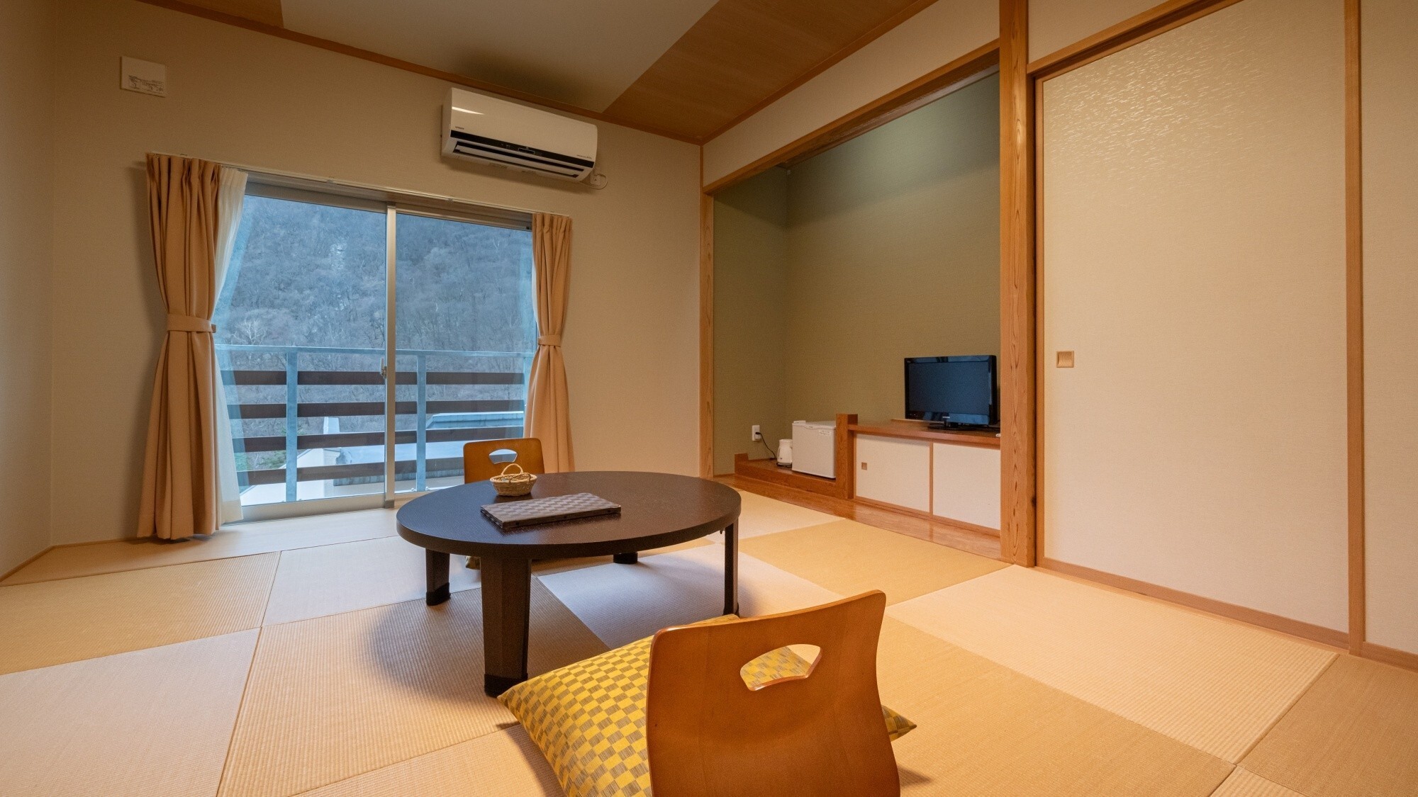 【和室】畳敷きの和室で伝統美と寛ぎを体感。