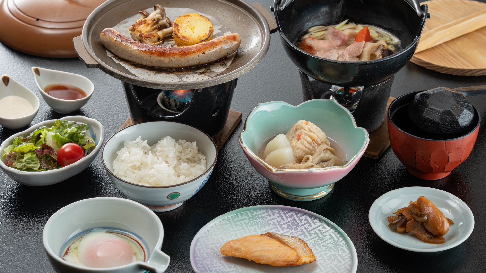 【ご朝食】献立の一例。焼き物や魚も美味。