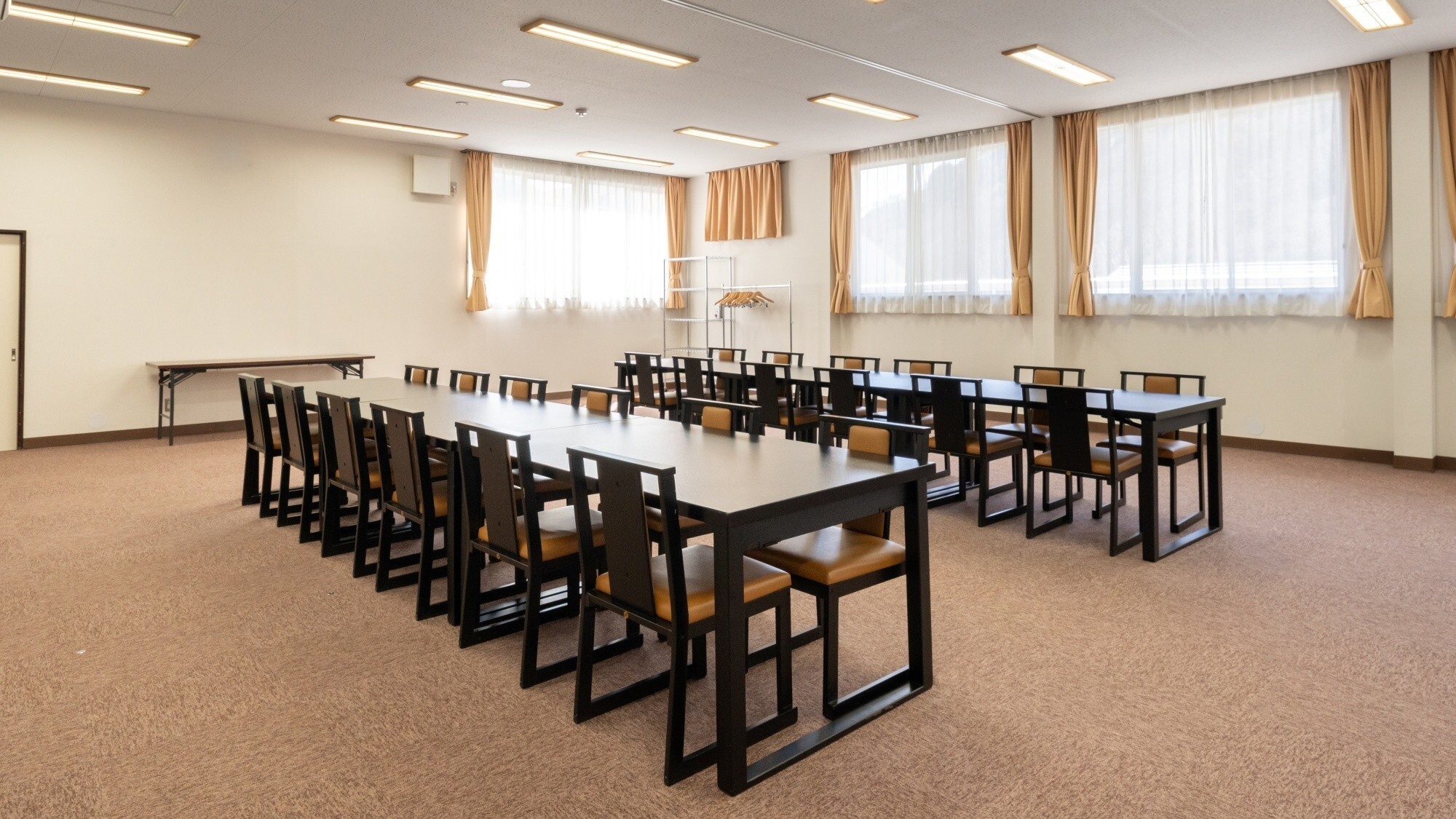 【研修室】会議などでご利用いただけるワーキングスペースも設置しています。