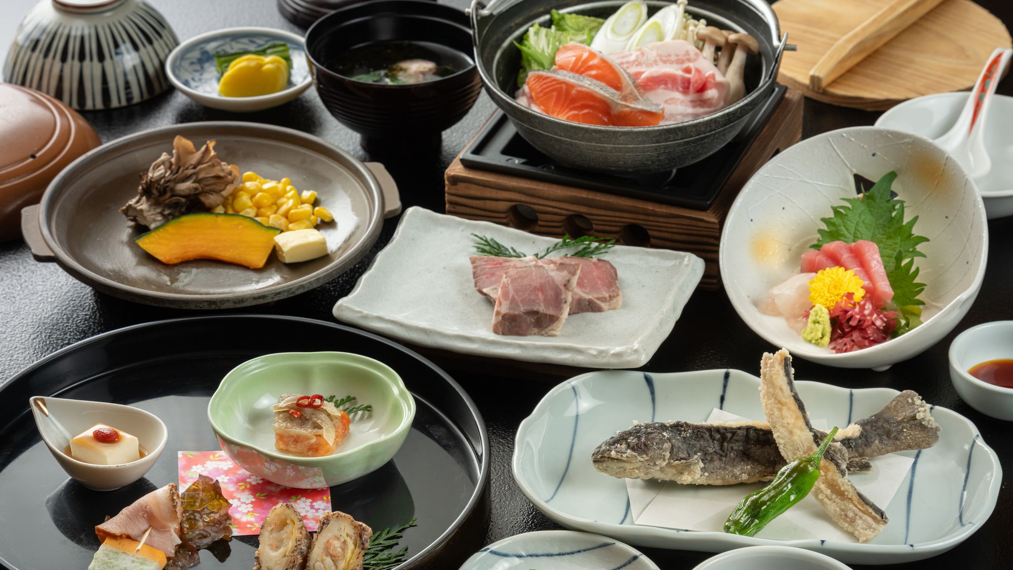 【ご夕食】スタンダード会席。地元の恵みを活かした料理を堪能。