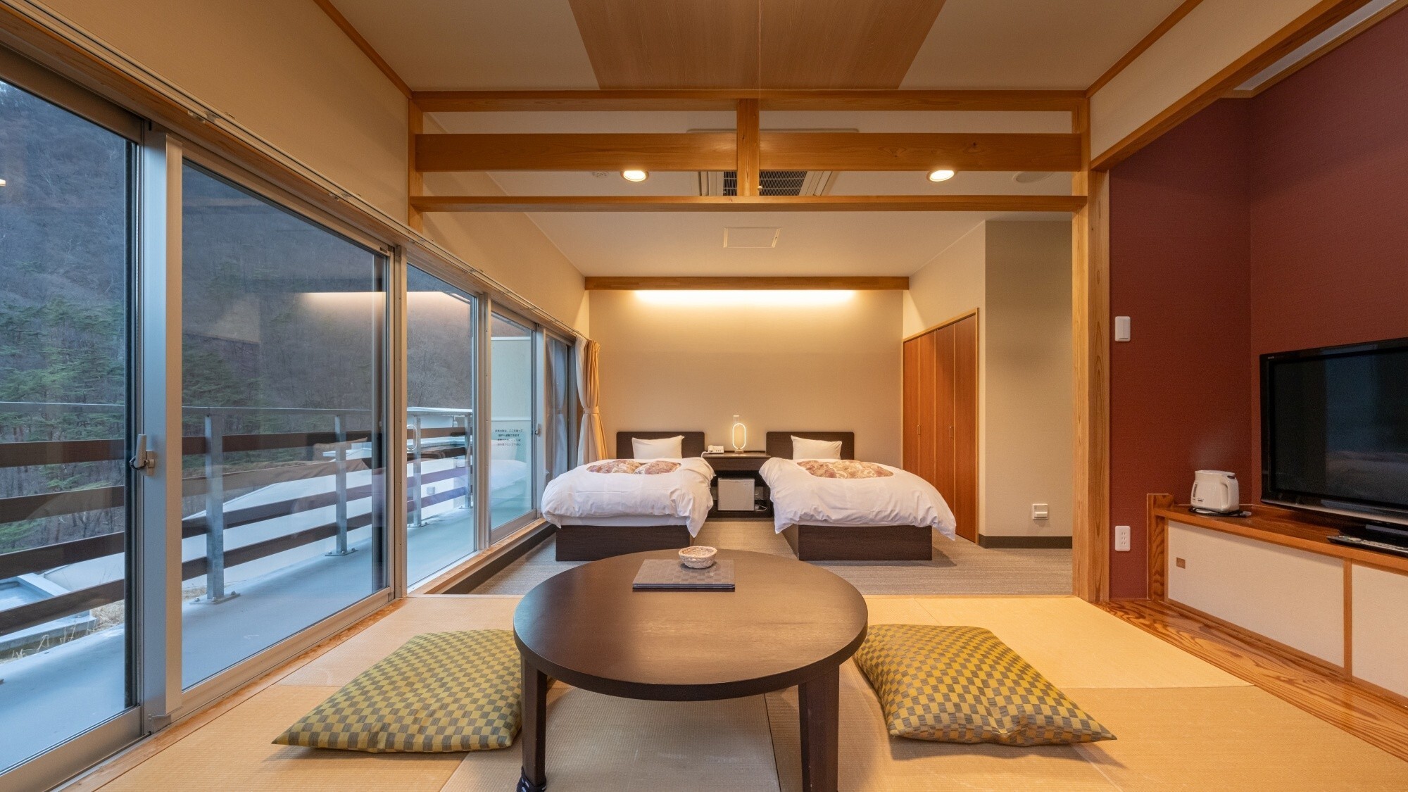 【和洋室】全室南向きで、季節ごとに色鮮やかな山の景色を眺めます。