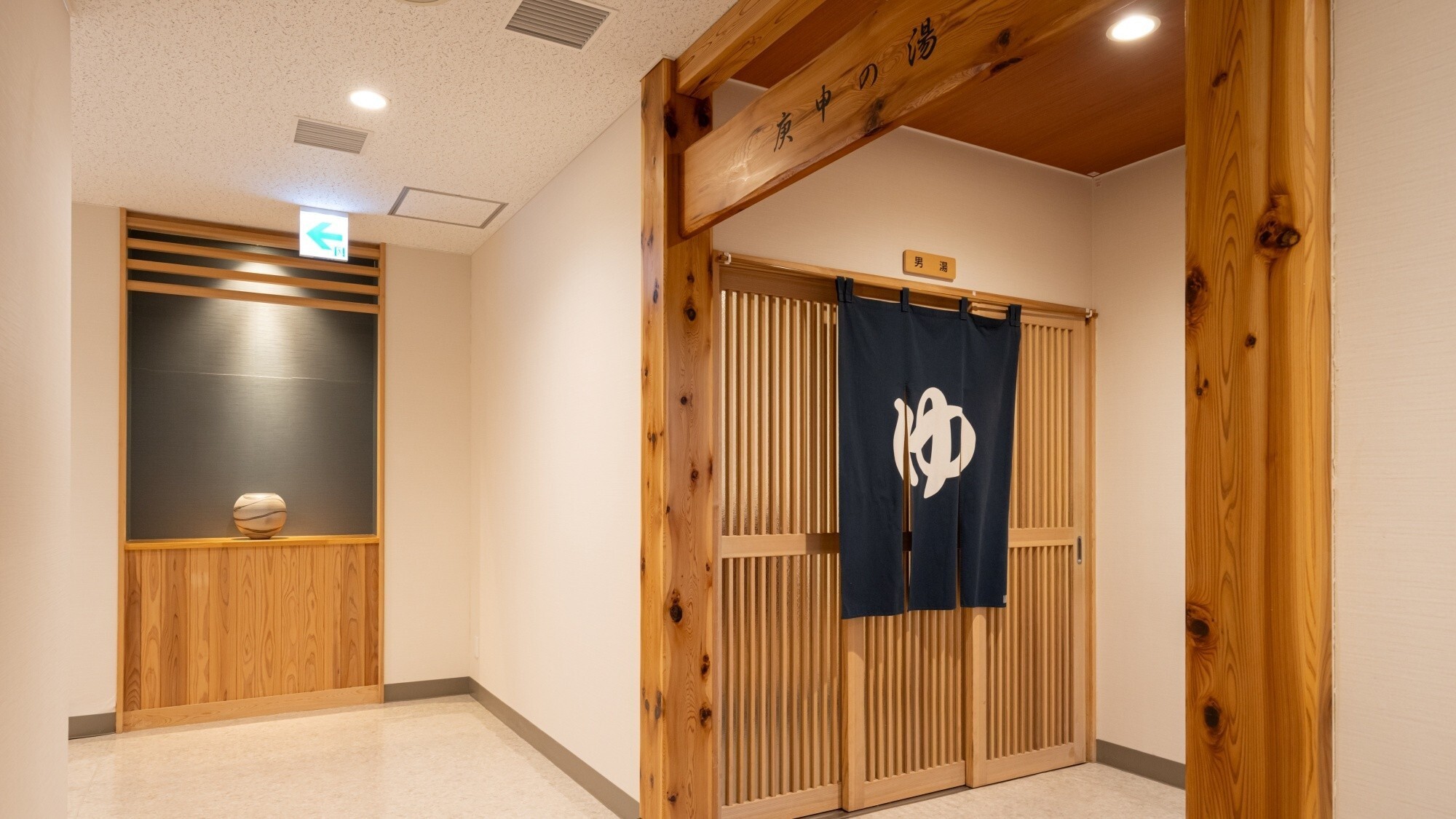 【男性大浴場入口】ごゆっくりお寛ぎくださいませ。