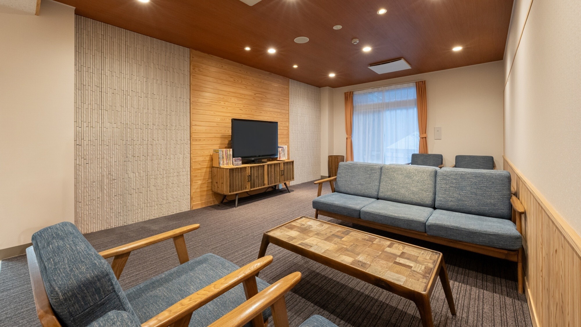 【ロビー】広々ソファーでゆったりお寛ぎください。