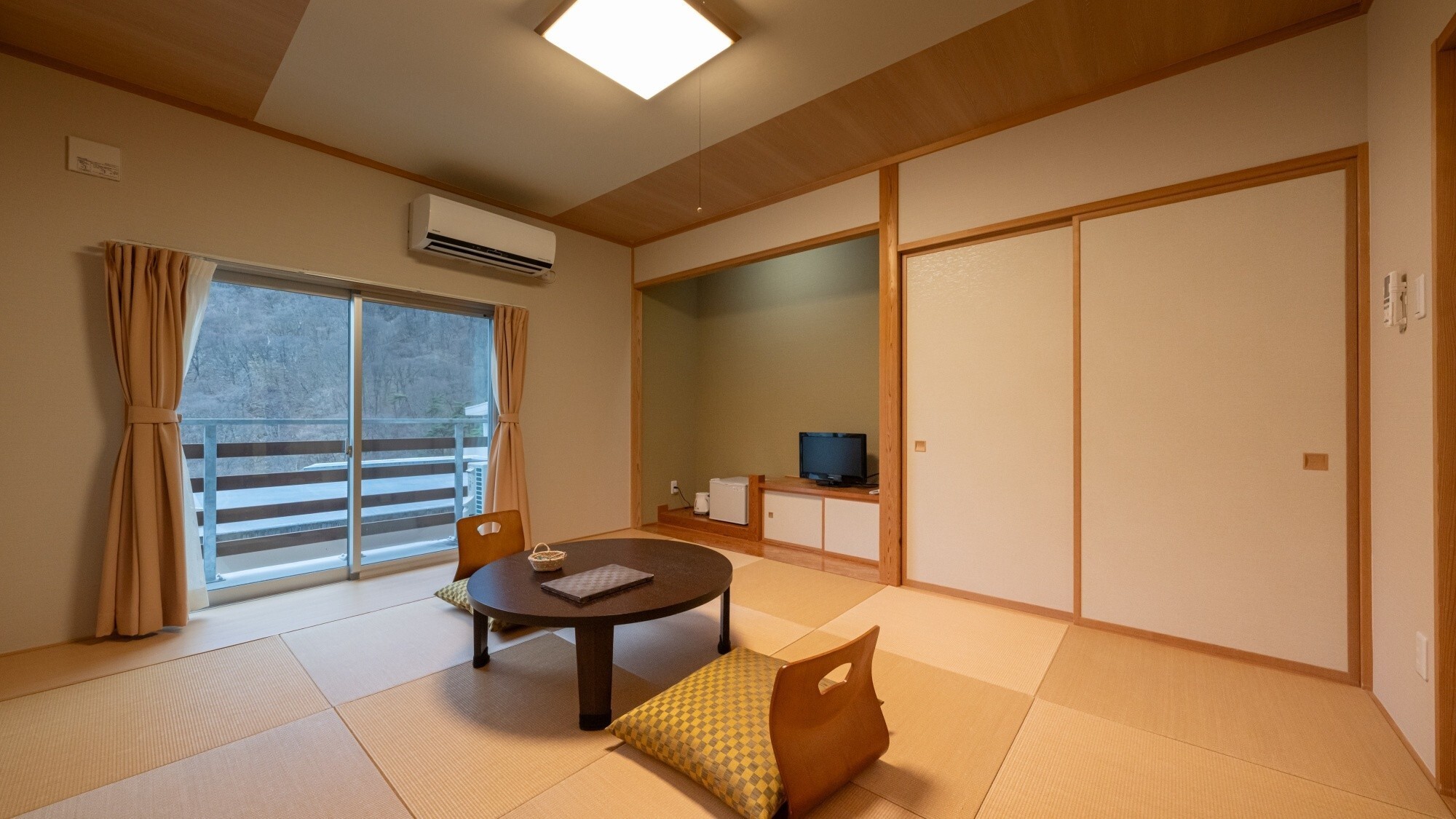 【和室】寝転がって両手・両足を伸ばすことができる和室のお部屋。