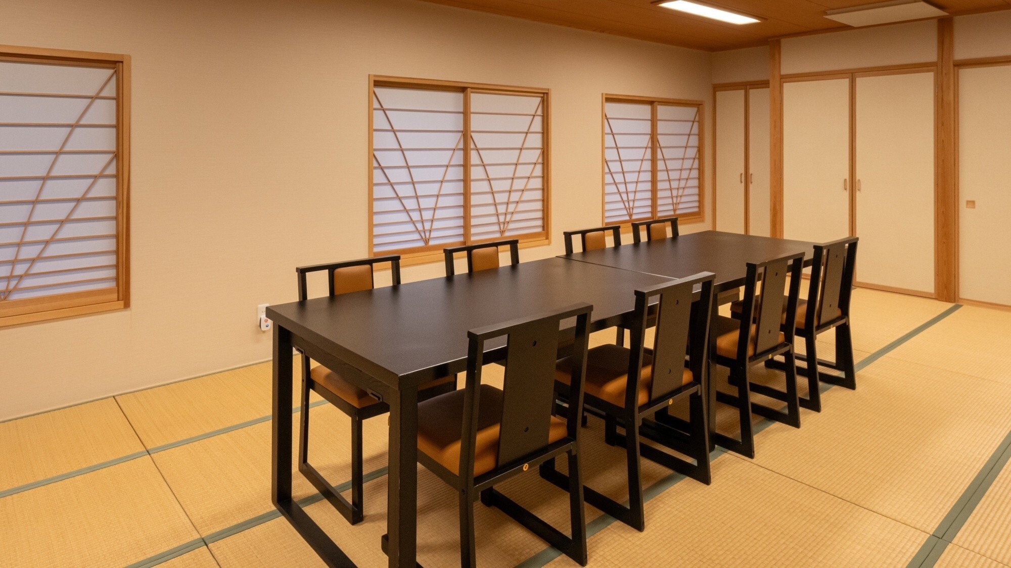 【庚申の間】温かみのある空間です。