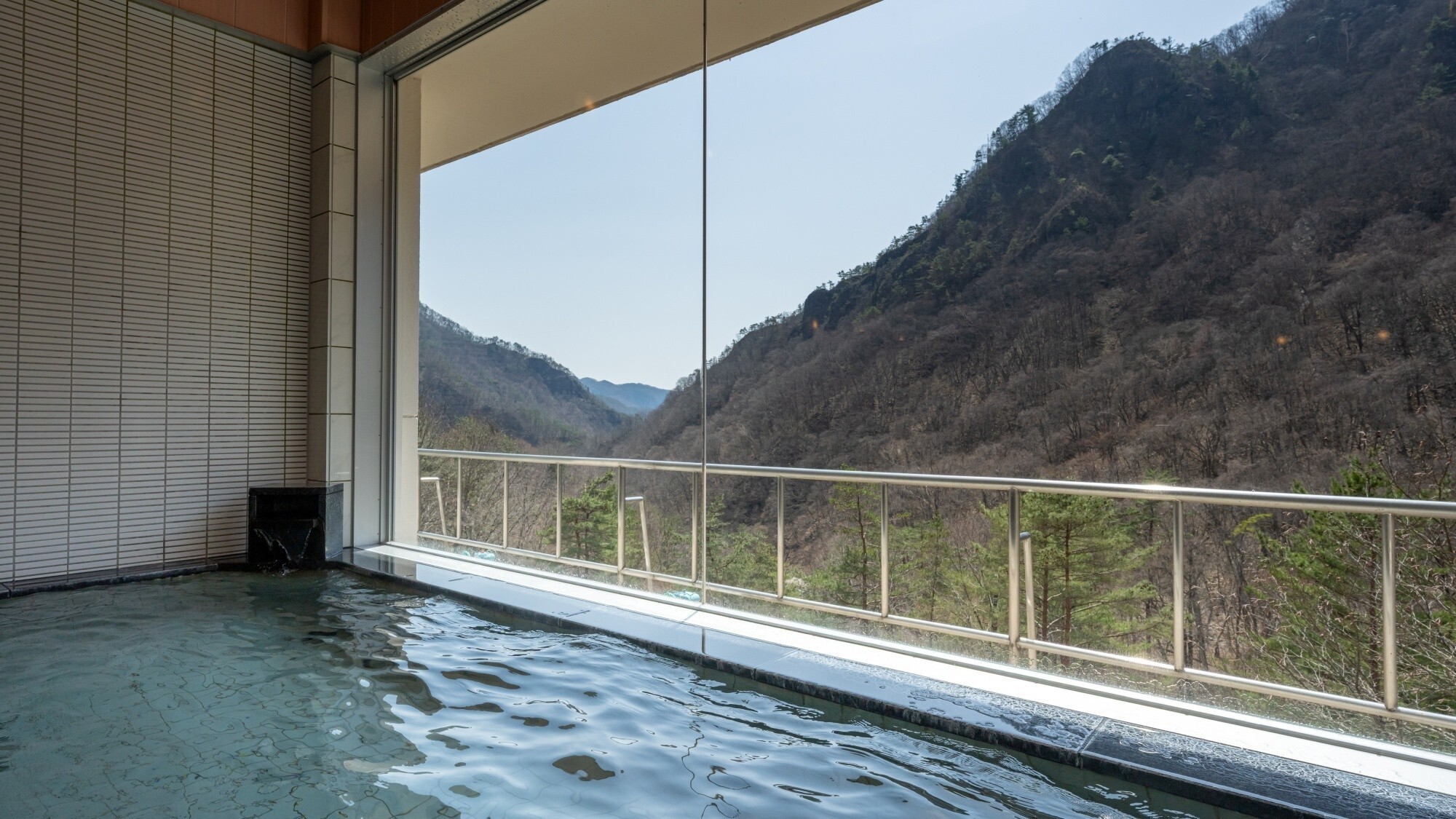 【内湯】大きな窓から四季折々移り変わる景色をご覧ください。