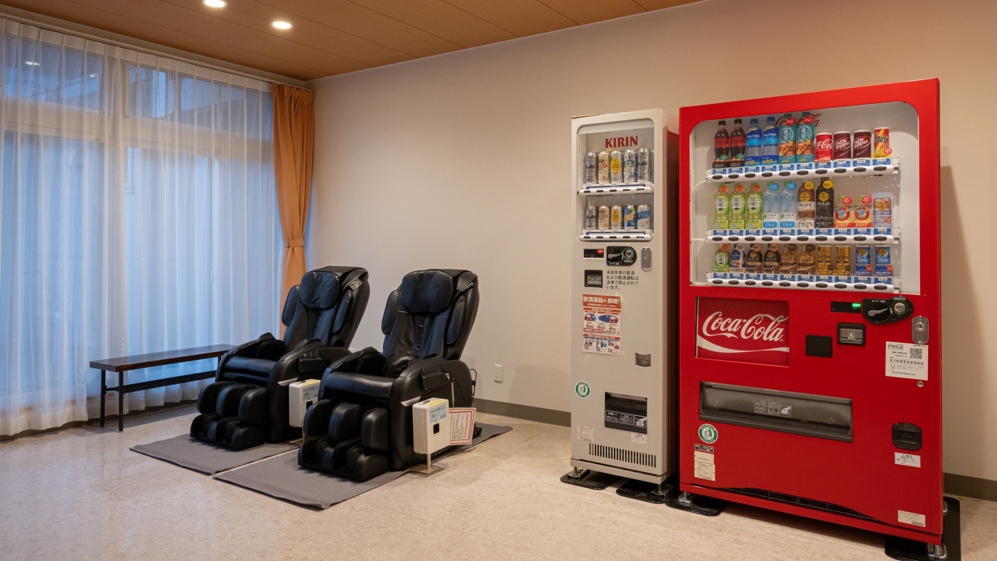 【ロビー】自動販売機やマッサージチェアのご用意もございます。