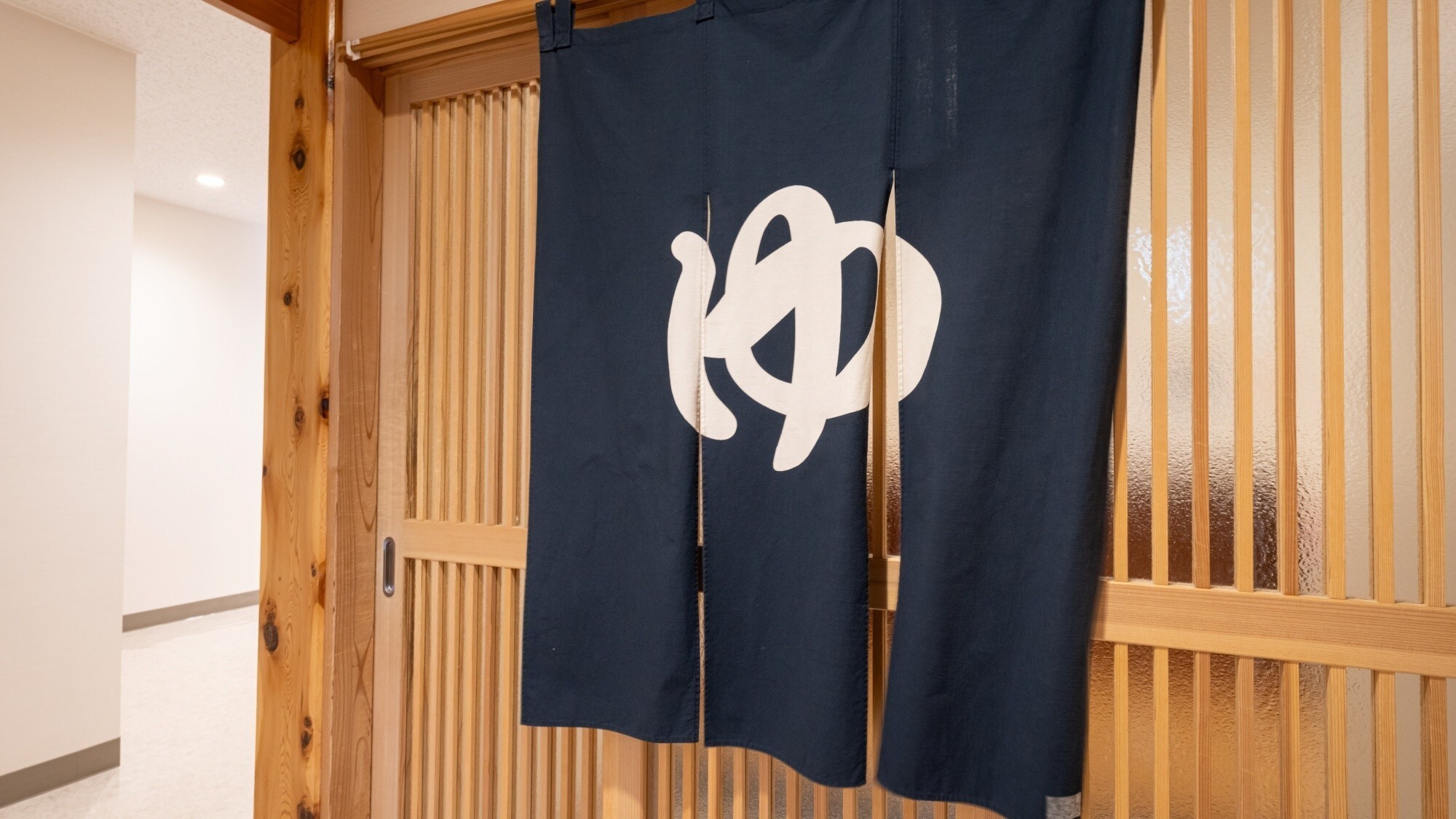 【男性大浴場入口】ごゆっくりお寛ぎくださいませ。