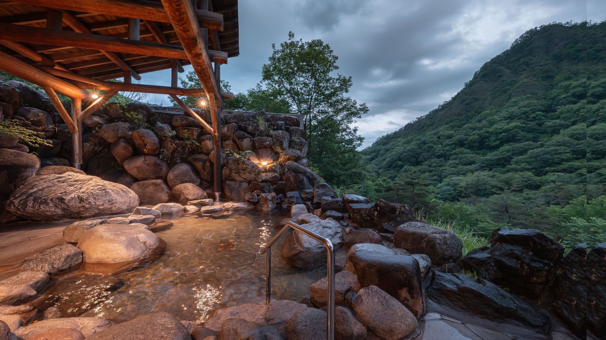 【露天風呂】静寂の森で満たされる湯のぬくもり