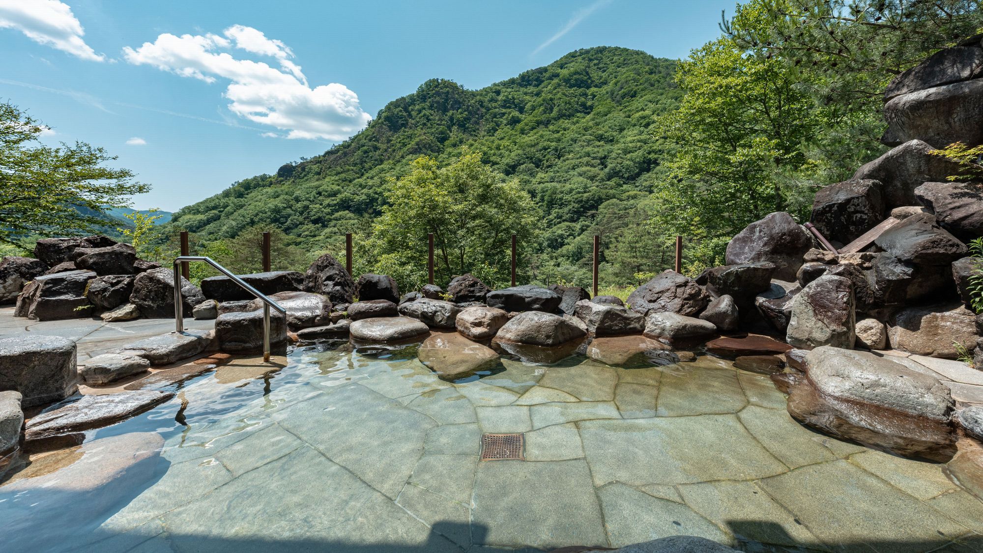 【露天風呂】緑深い森で味わう極上の湯