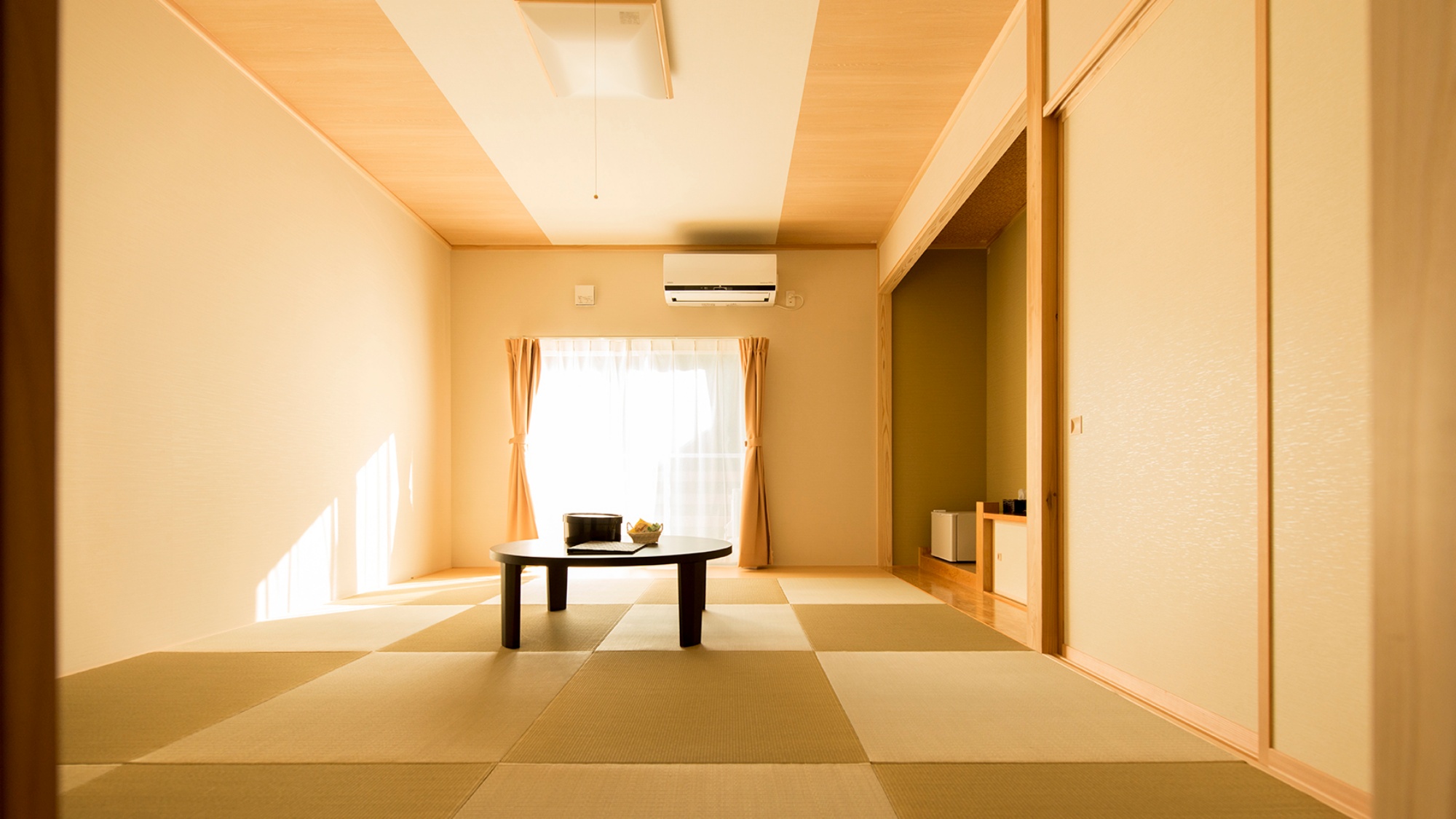 【和室】寝転がって両手・両足を伸ばすことができる和室のお部屋。