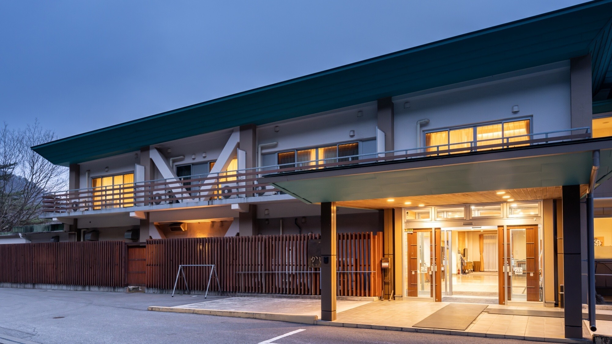 【外観】四季の彩りに包まれる、美肌の湯と絶景露天風呂が自慢の宿。