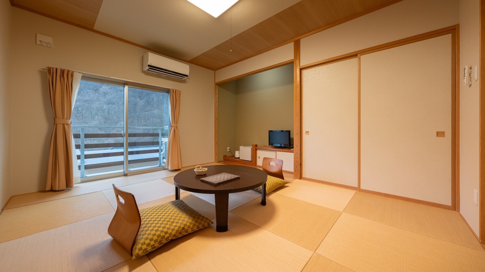 【和室】寝転がって両手・両足を伸ばすことができる和室のお部屋。