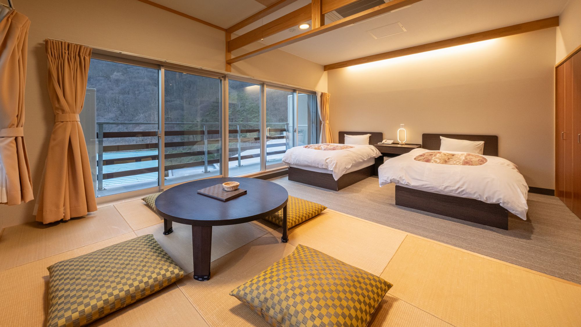 【和洋室】全室南向きで、季節ごとに色鮮やかな山の景色を眺めます。