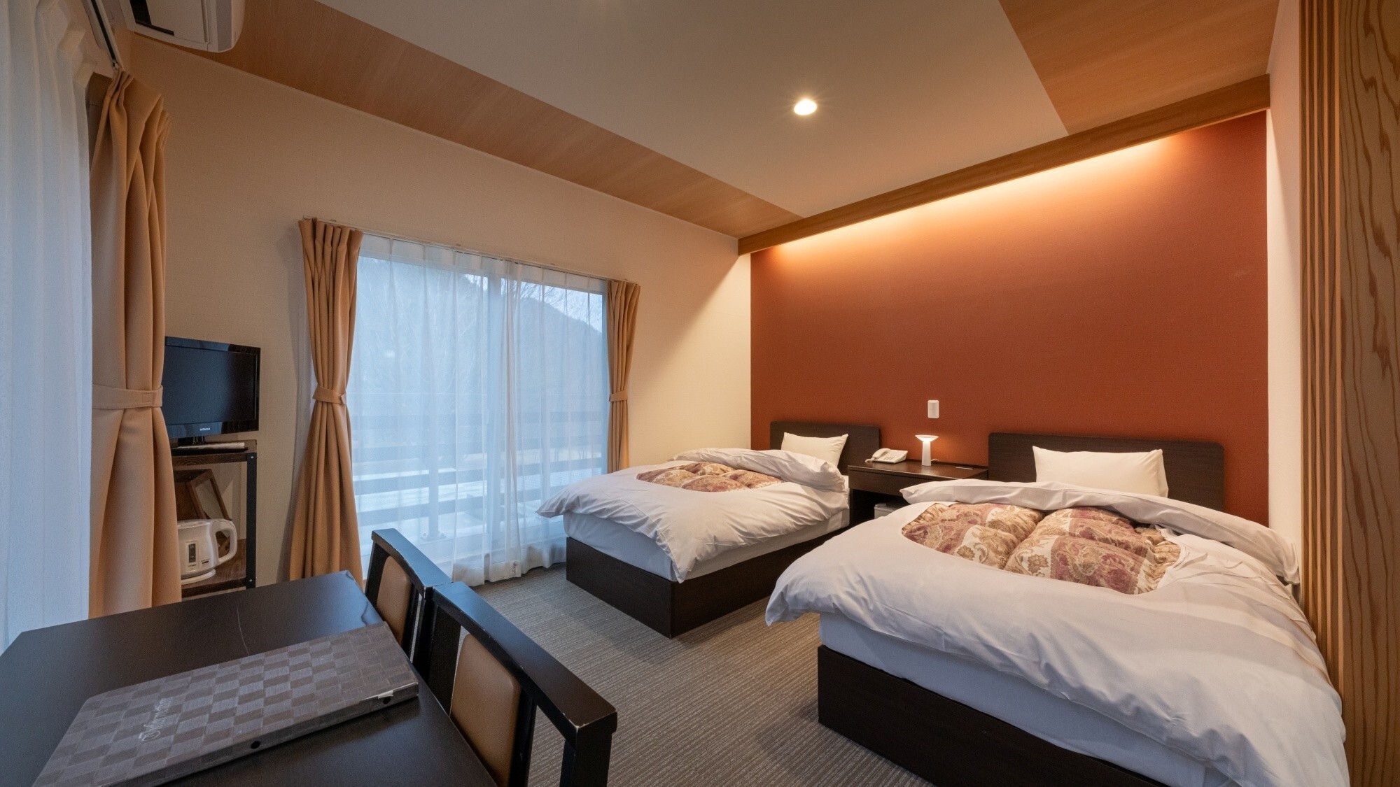【ツイン洋室】広々としたツイン客室で快適にお過ごしいただけます。