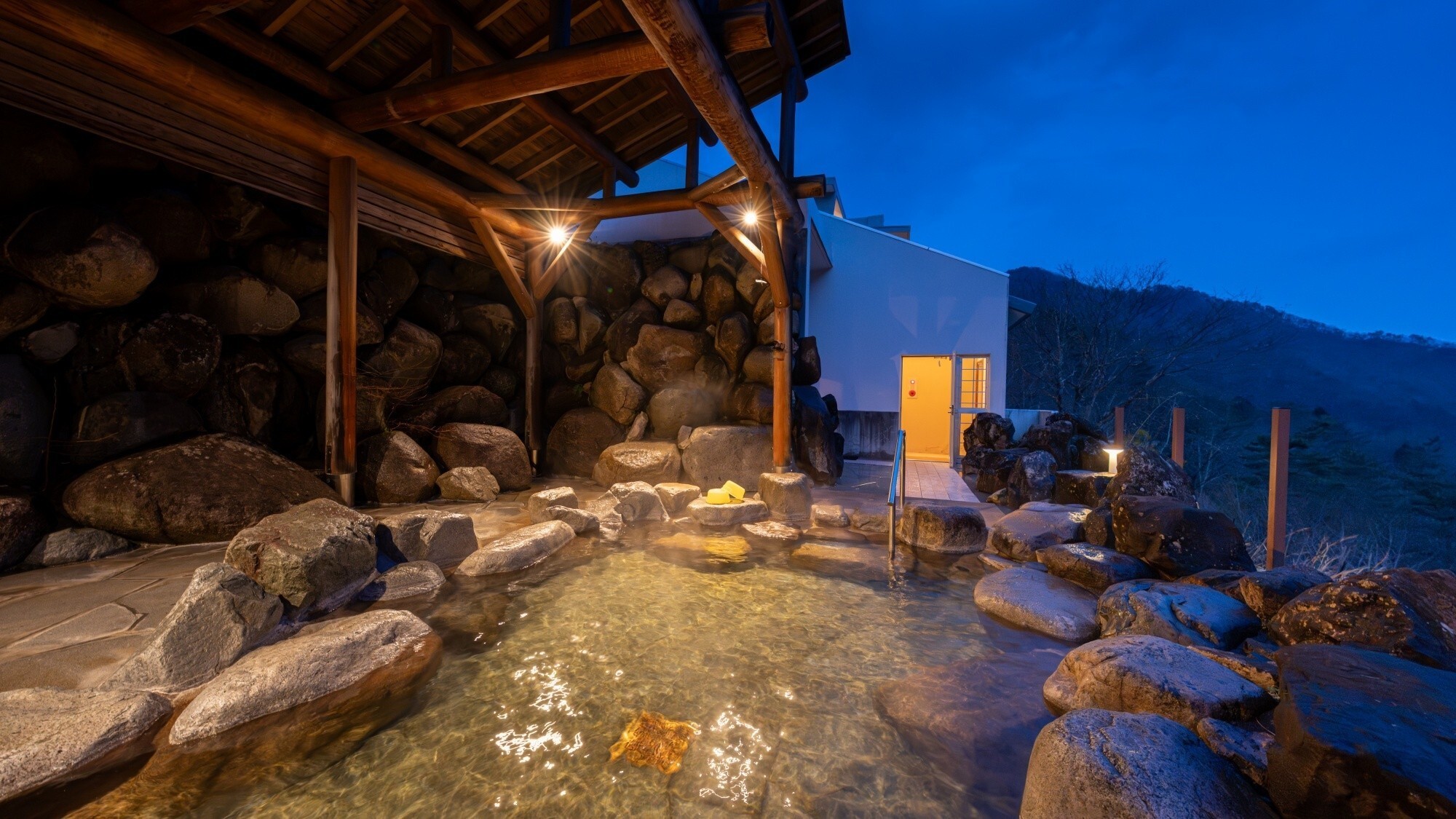 【露天風呂】昼とはまた異なる景色をお愉しみください。