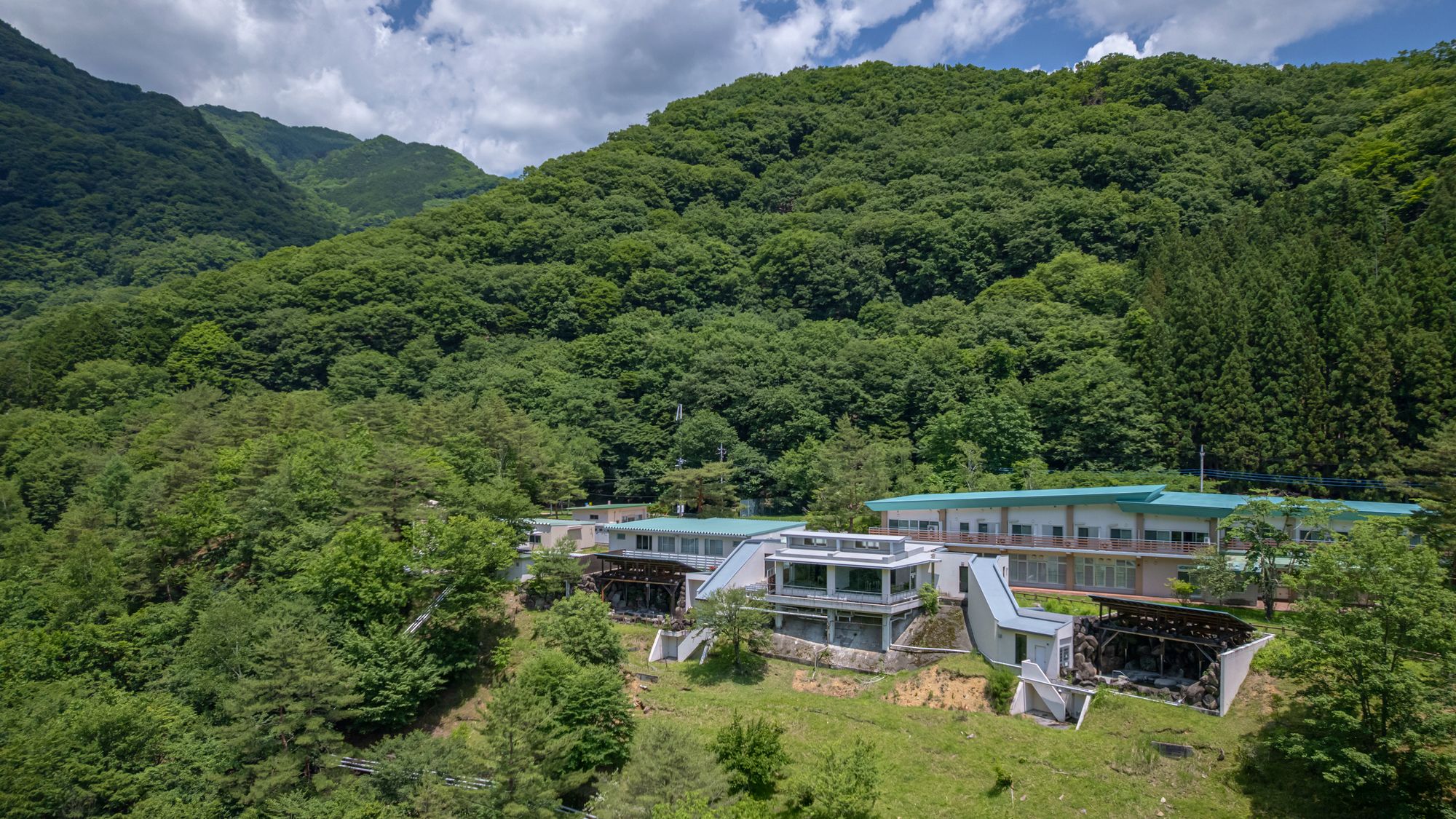 【外観】緑の中で深呼吸できる宿