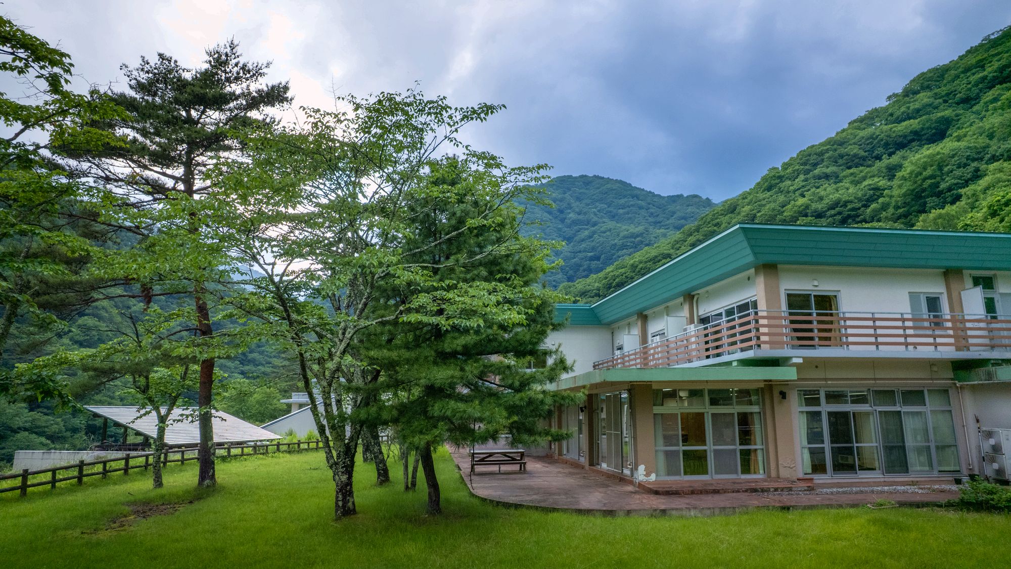 【外観】木々に囲まれた穏やかな時間をお楽しみください