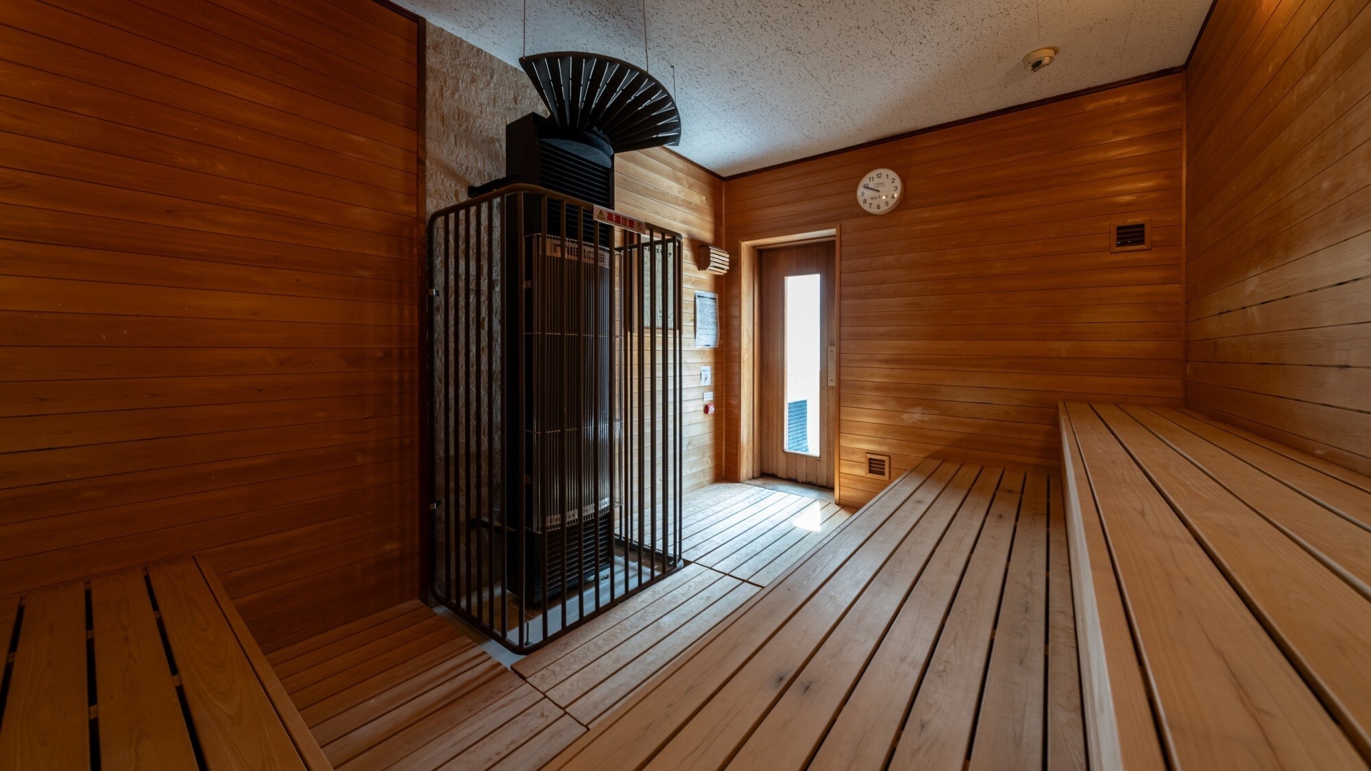 【低温サウナ】低温サウナで体を温め、デトックス効果も期待できます。