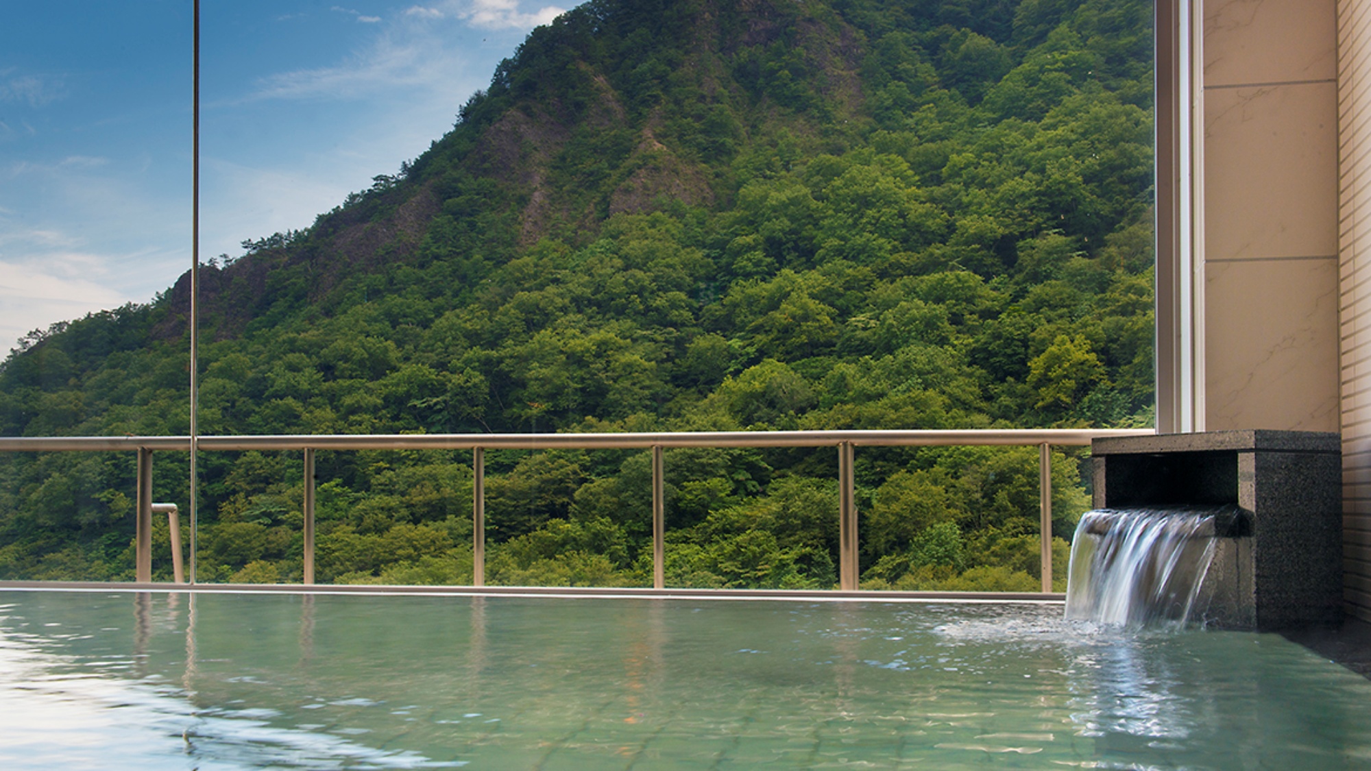 【大浴場】四季折々の景色を眺めながらお楽しみいただけます。