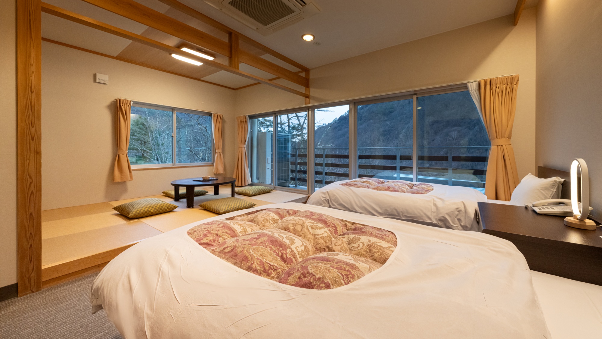 【和洋室】全室南向きで、季節ごとに色鮮やかな山の景色を眺めます。