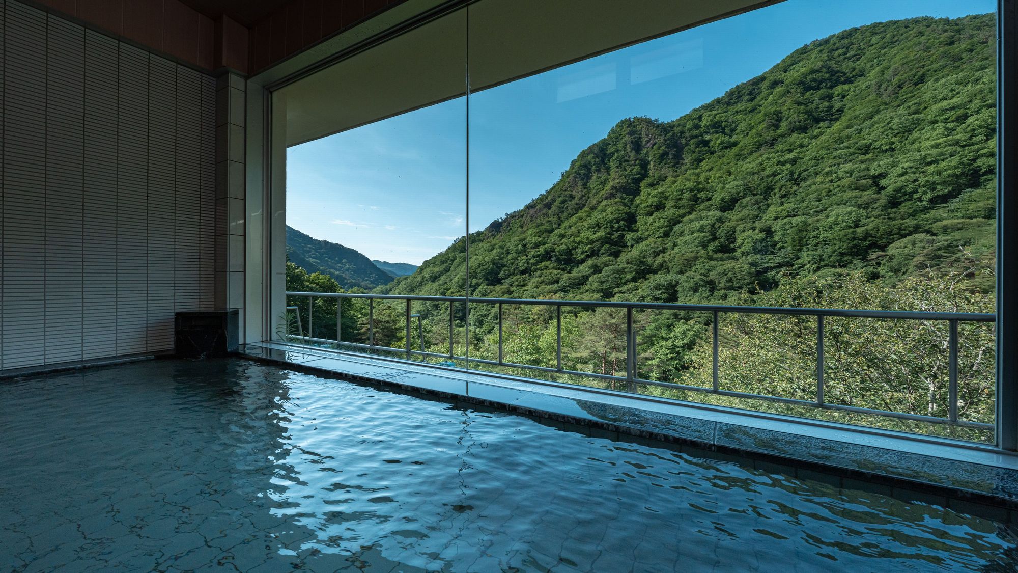 【内湯】自然に囲まれたかじかならではの景観を満喫