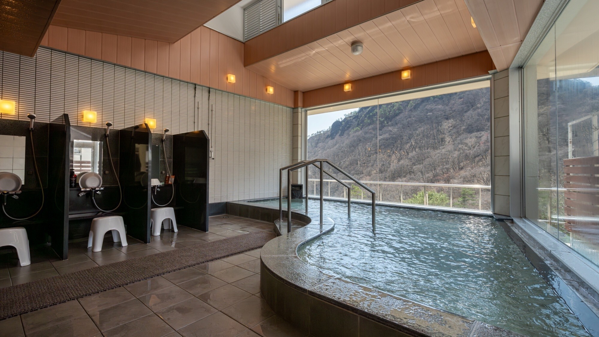 【内湯】銀山平公園に湧き出た源泉「庚申の湯」をお楽しみください。