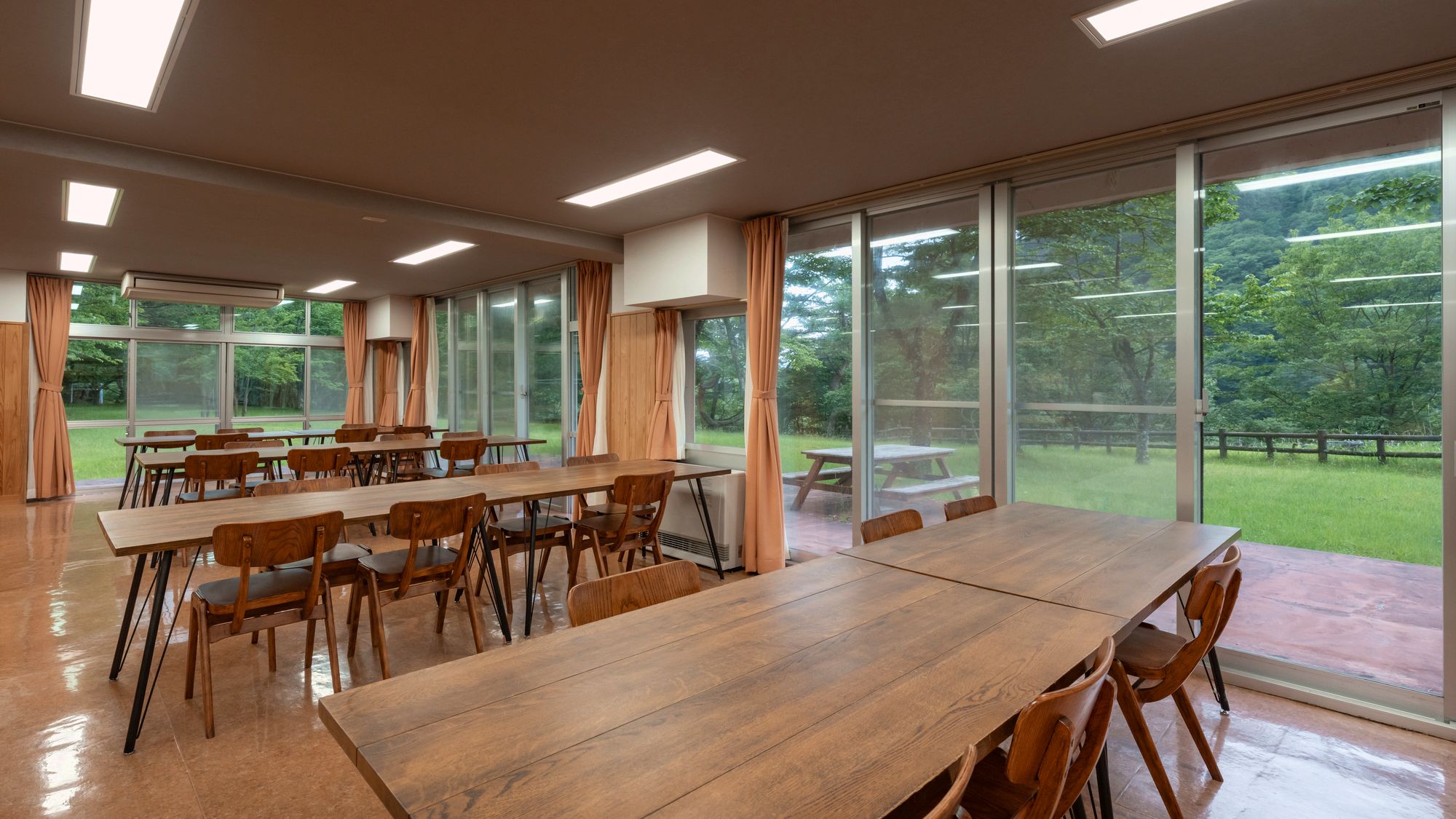 【食事処】四季折々の自然を眺めながらお食事をお楽しみください。