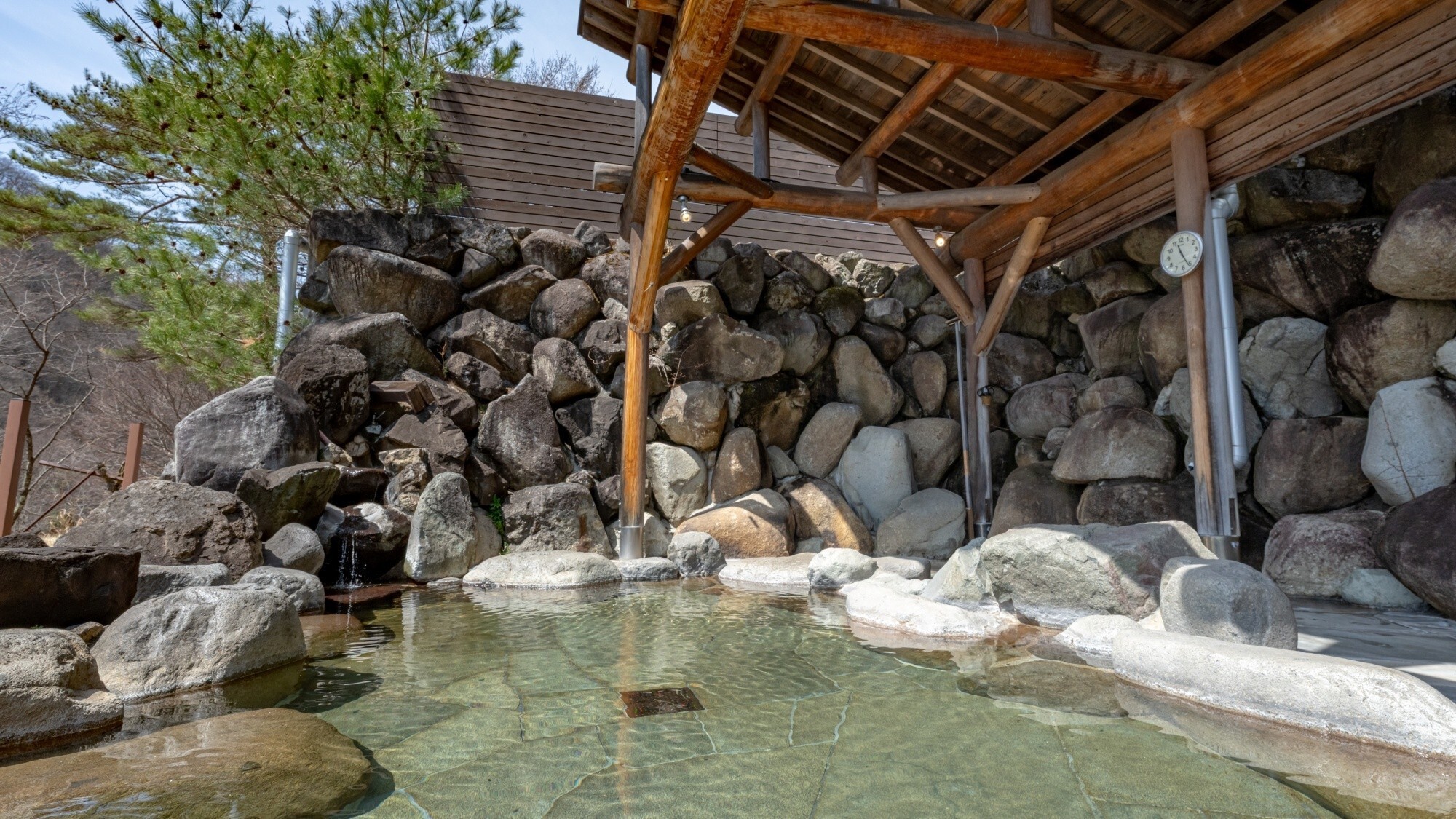 【露天風呂】安心して長湯できる泉質が特徴です。