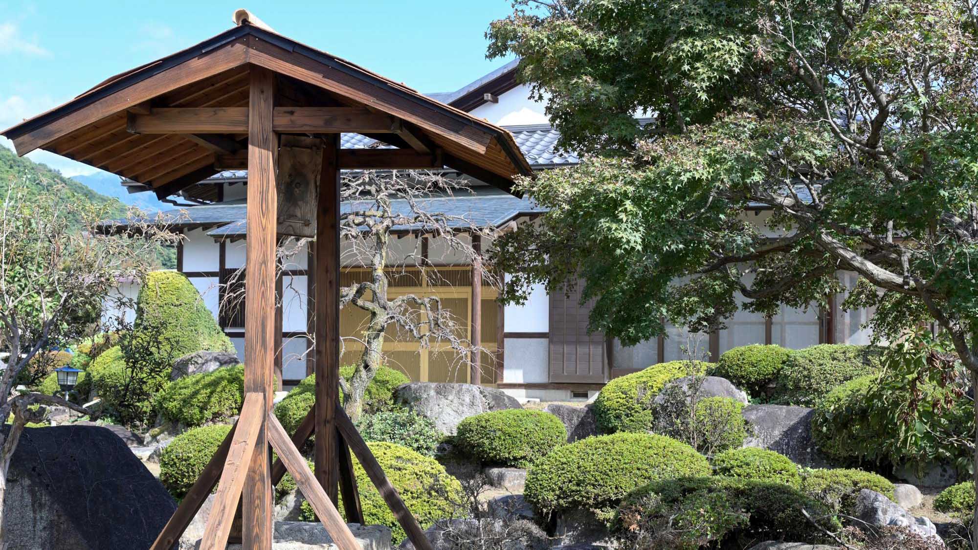 ・【外観】日本庭園に囲まれた数寄屋造りをリノベーションした一棟貸しの宿。快適に過ごせます