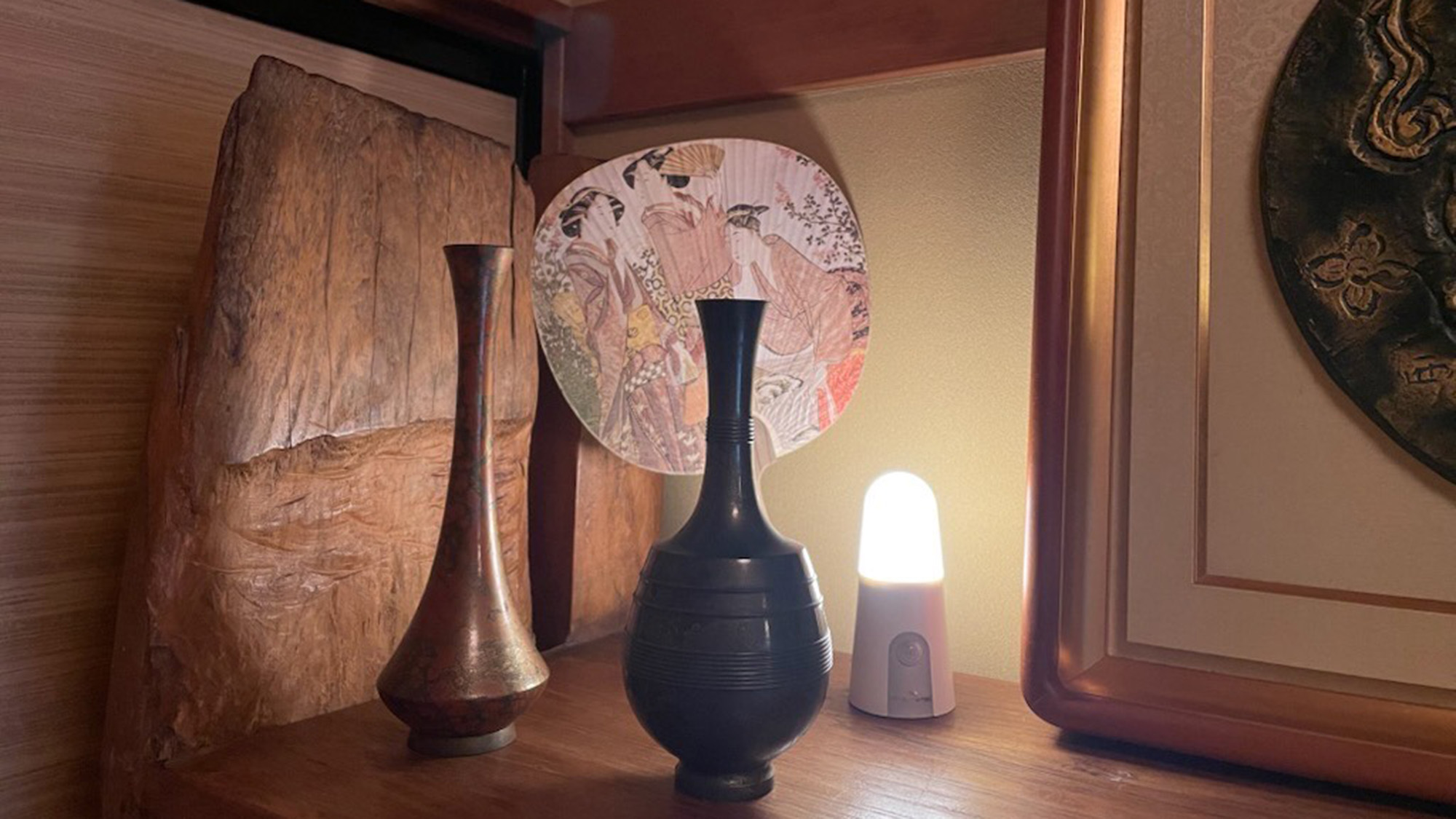 ・【インテリア】照明が際立たせる調度品が、空間に奥深い趣を添えています