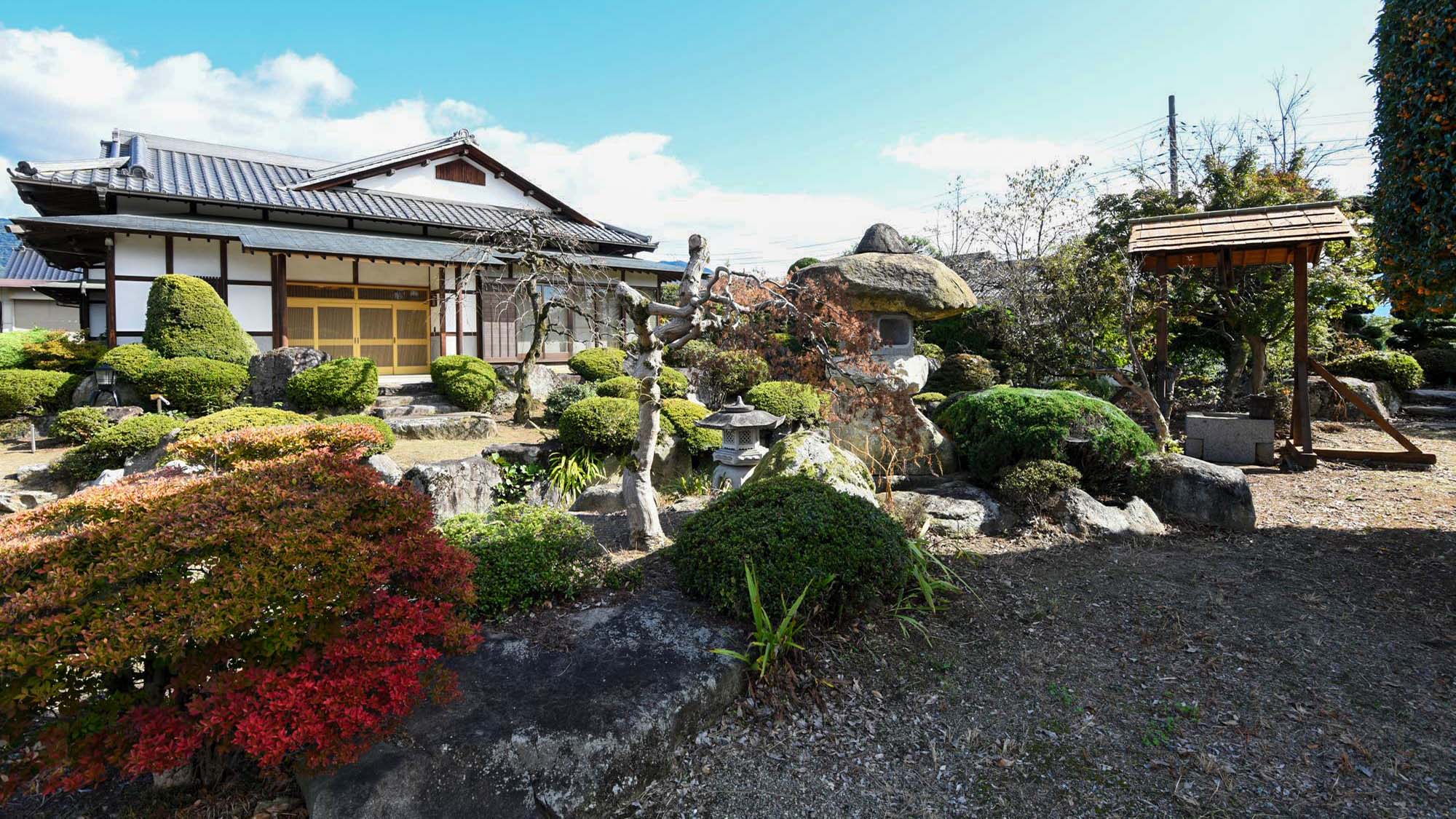 ・【外観】甲州市塩山にある1日1組限定の隠れ家宿。四季を彩る日本庭園に囲まれた数寄屋造り一棟貸し
