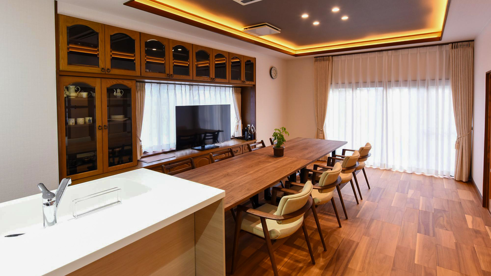 ・【ダイニング】木の温もりと温かみのある照明。快適にお過ごしいただけます