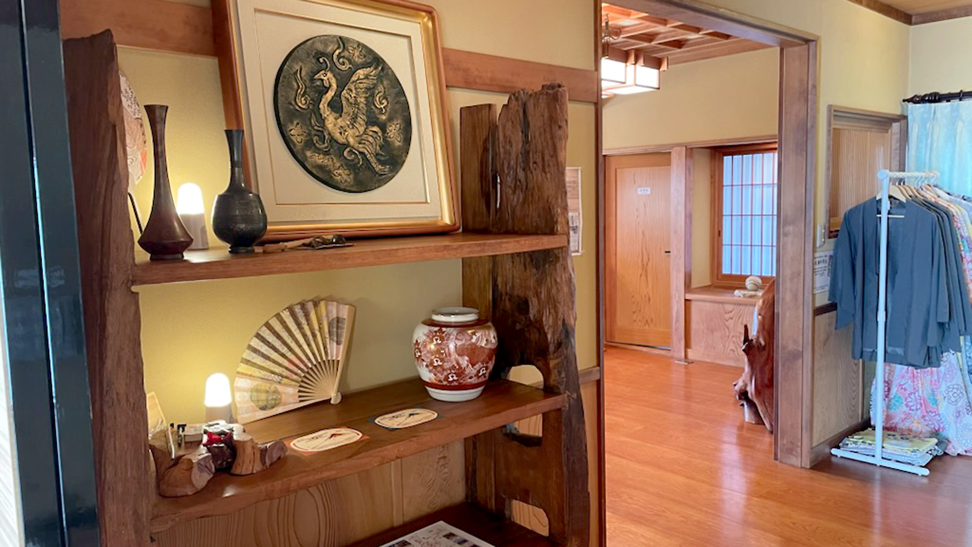 ・【インテリア】時を重ねた木の棚に雅な和の装飾。心落ち着く和のお部屋です