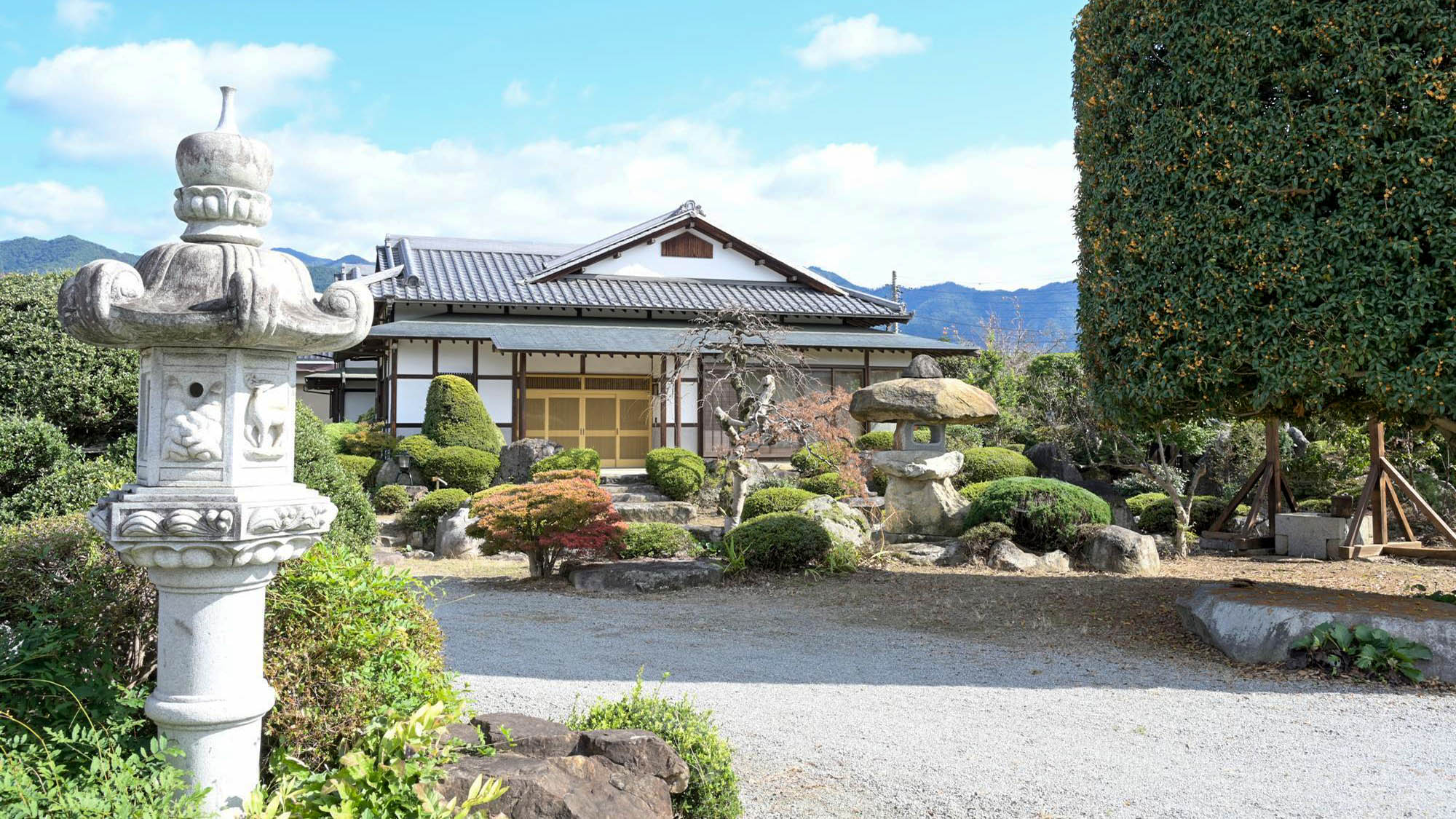 ・【外観】広々とした趣あるお庭が特徴。敷地には遊具や小動物と触れ合える広場もあり、お子様連れに最適